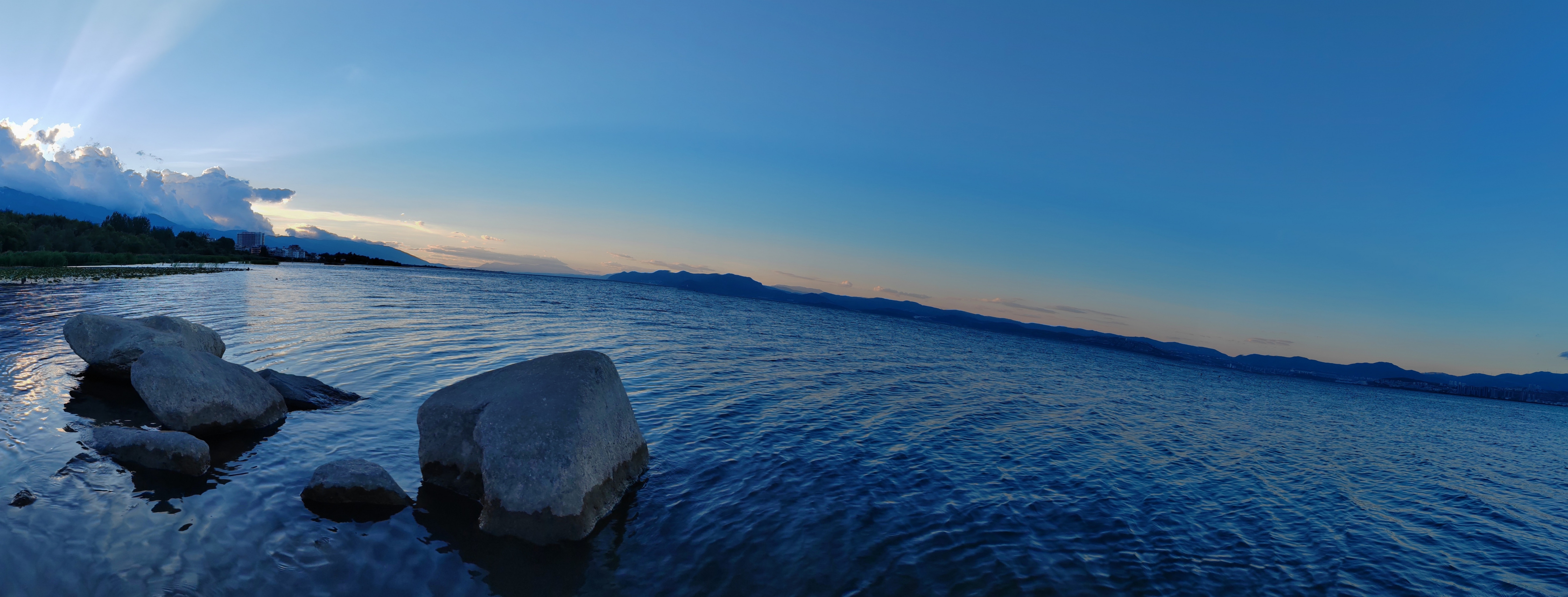 大理自然风光摄影图片,洱海上空蓝光再现全景图