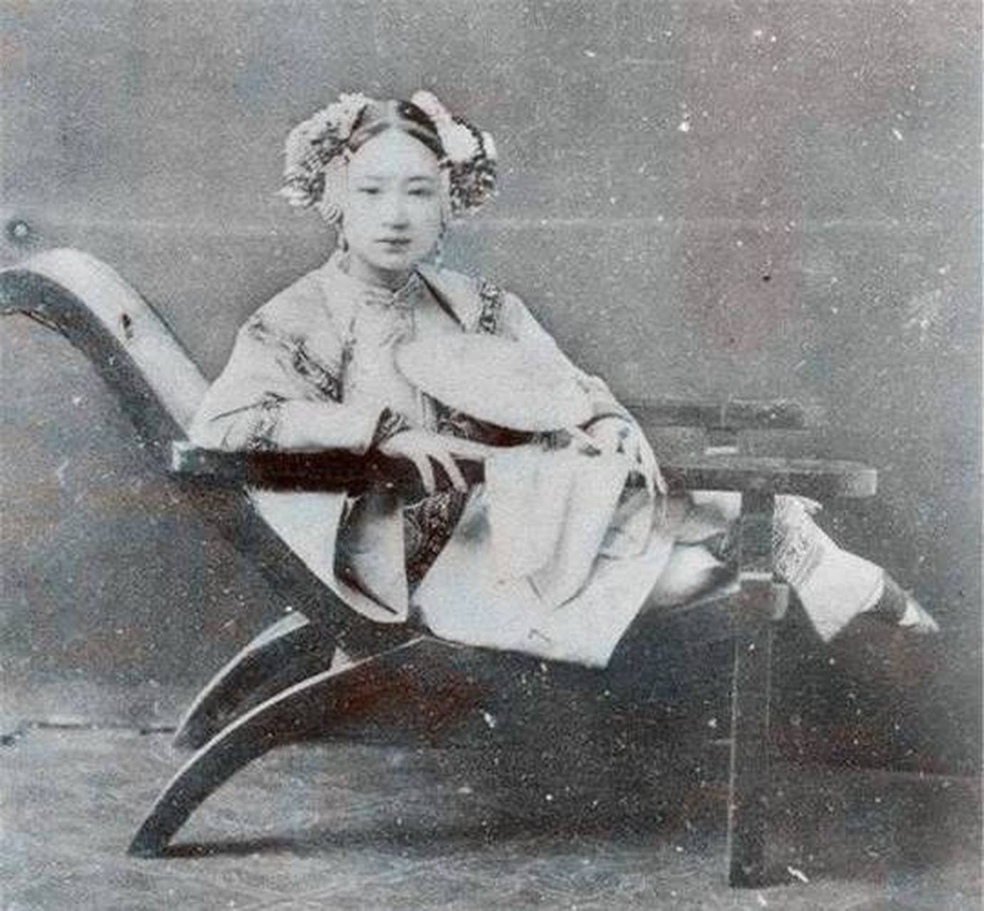 清朝末年,名伶小荣喜成为"京城三大美女"之一,她长相秀美,而且多才多