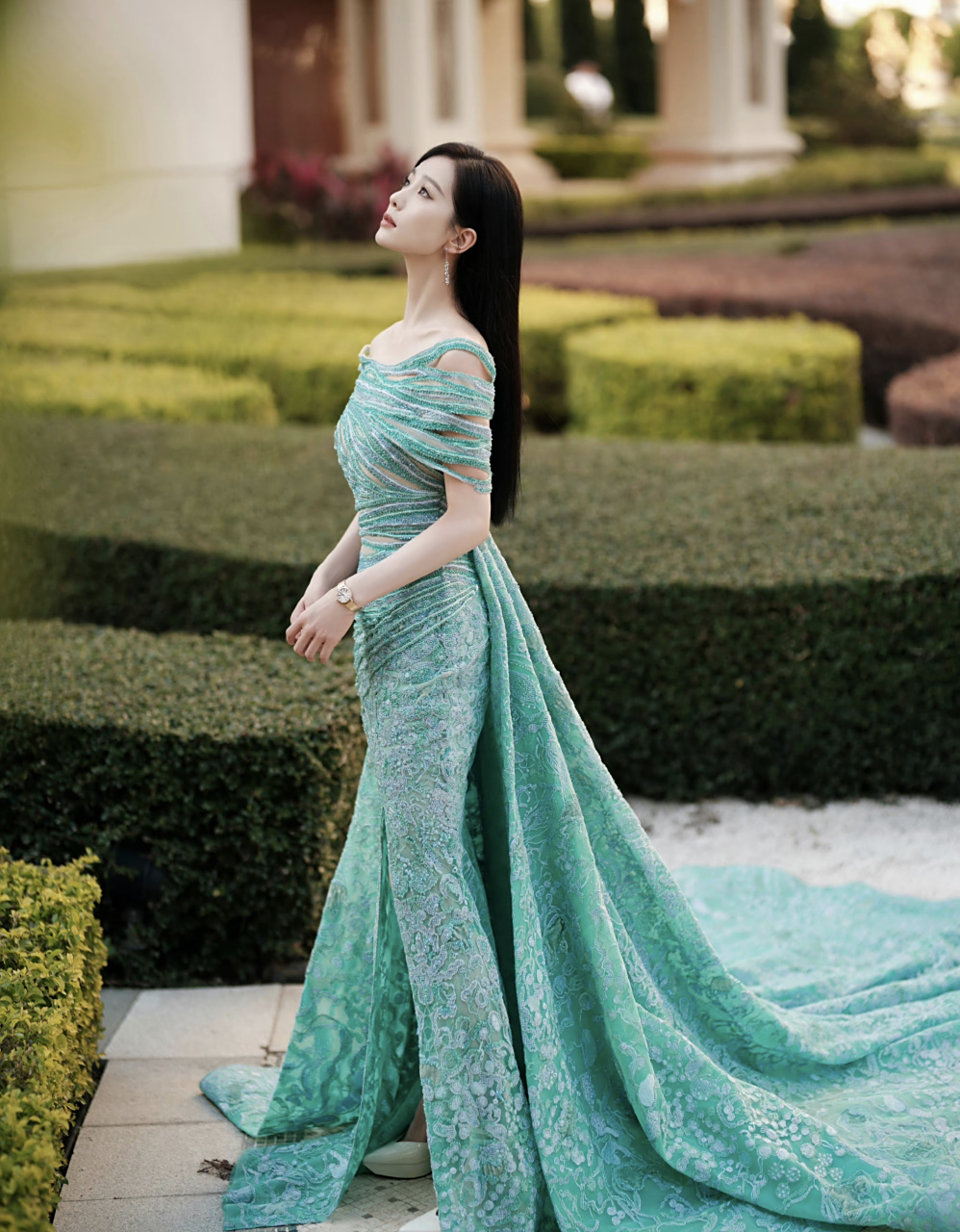 刘诗诗尖叫之夜红毯造型,一袭孔雀蓝露肩礼服温婉优雅,好有气质.