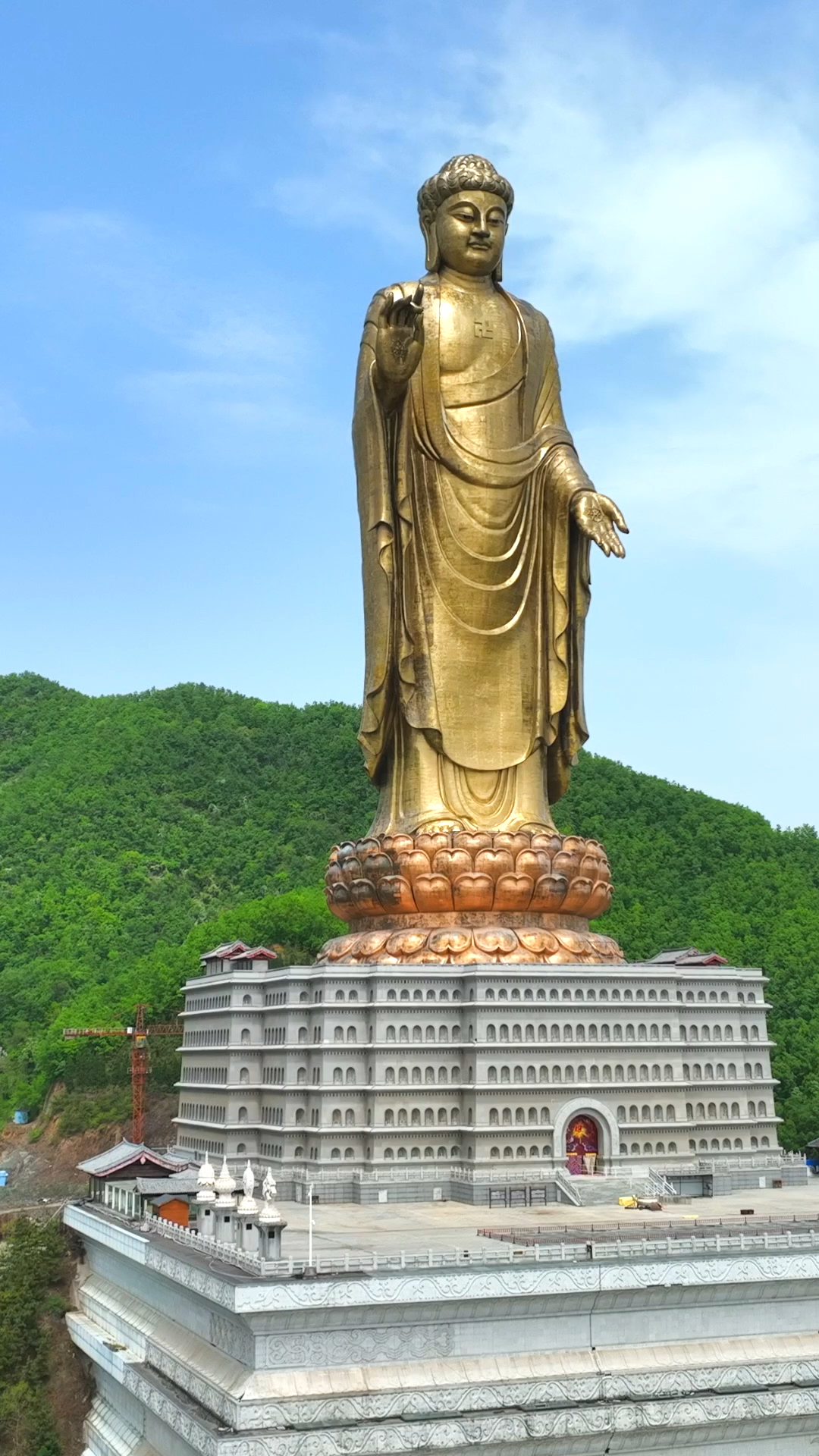 鲁山大佛,高208米,相当于70层楼高-度小视