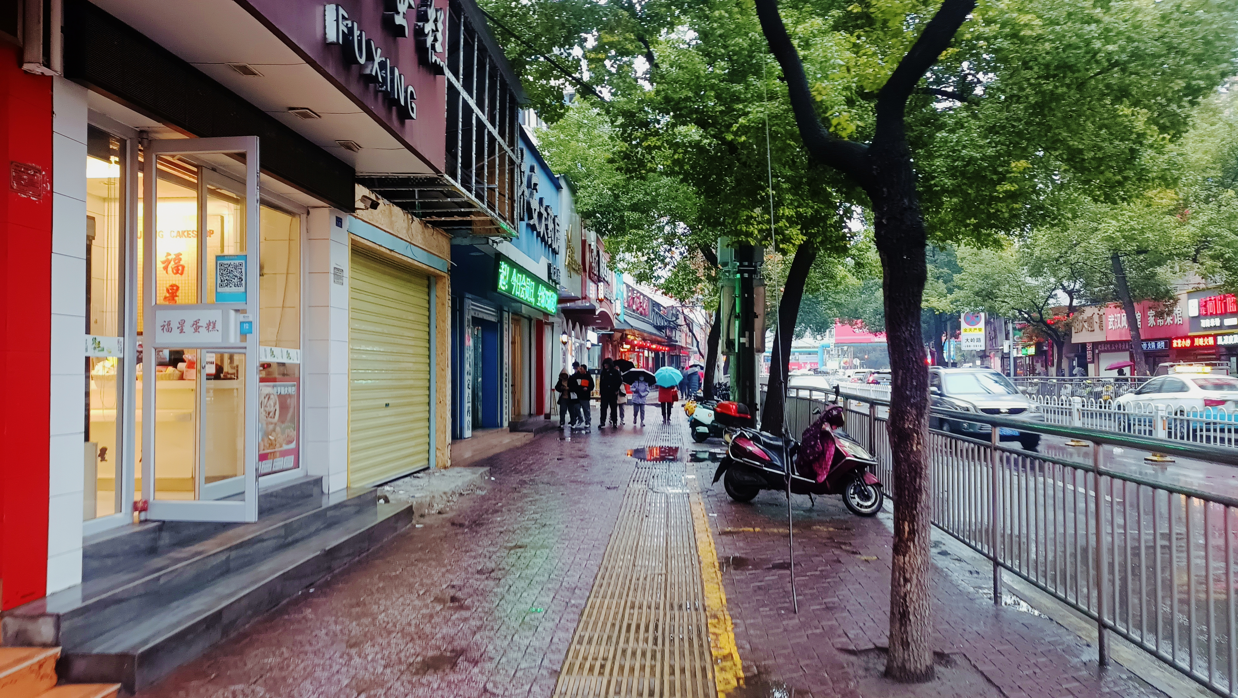 雨后街景图片