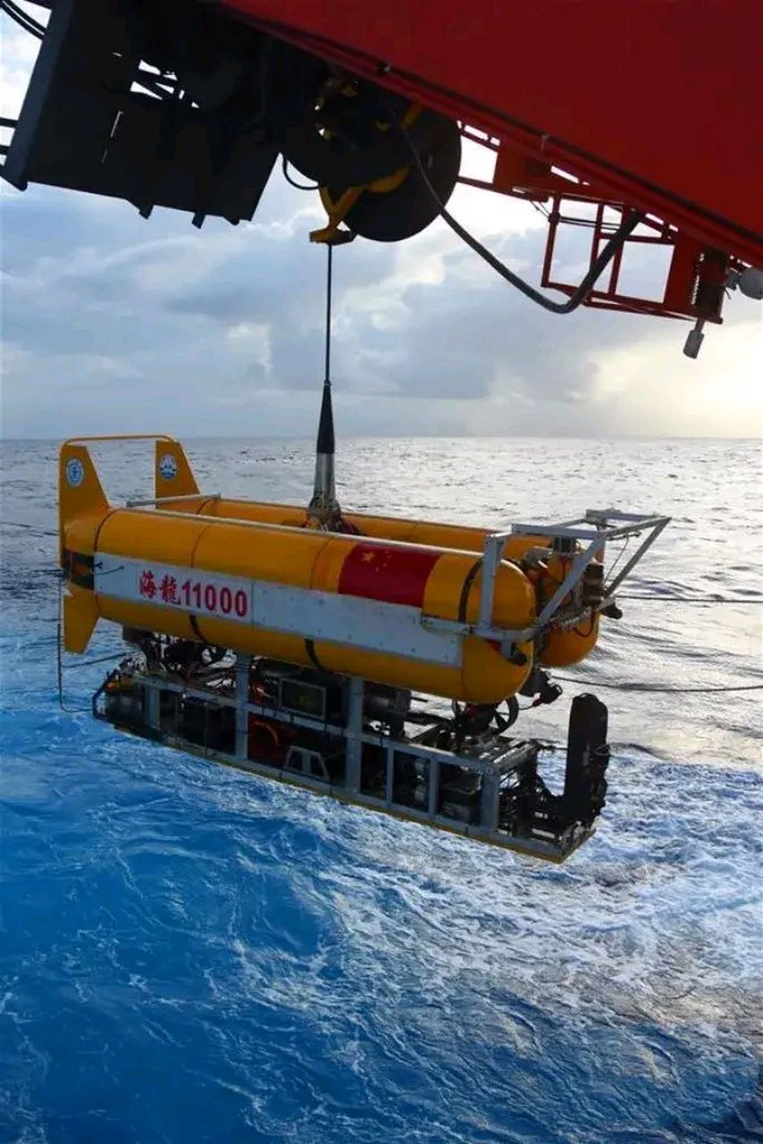 "海龙11000"是中国研制的万米级深海无人遥控潜水器,设计最大工作深度