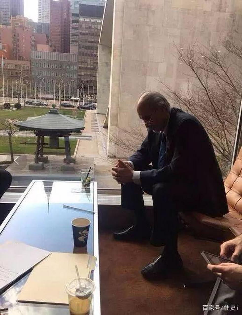 图一是塞尔维亚总统武契奇坐在白宫偌大会议室的小板凳上,这局面像极