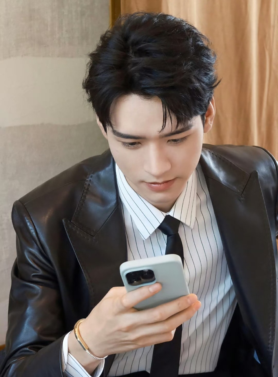 龚俊休息时间看手机,手指纤细修长特别好看,侧脸名品鼻子也是大家羡慕