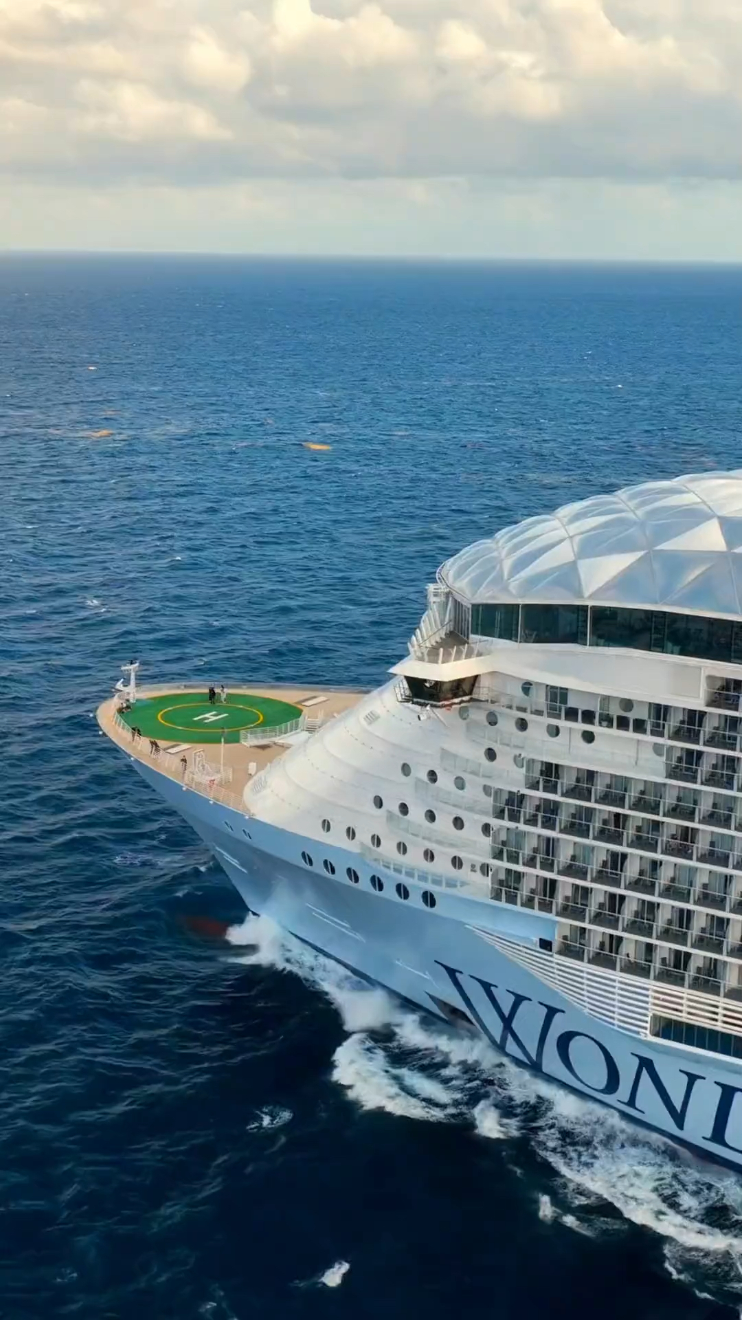 超大型豪华游轮,给你一个七星级的奢华派对.