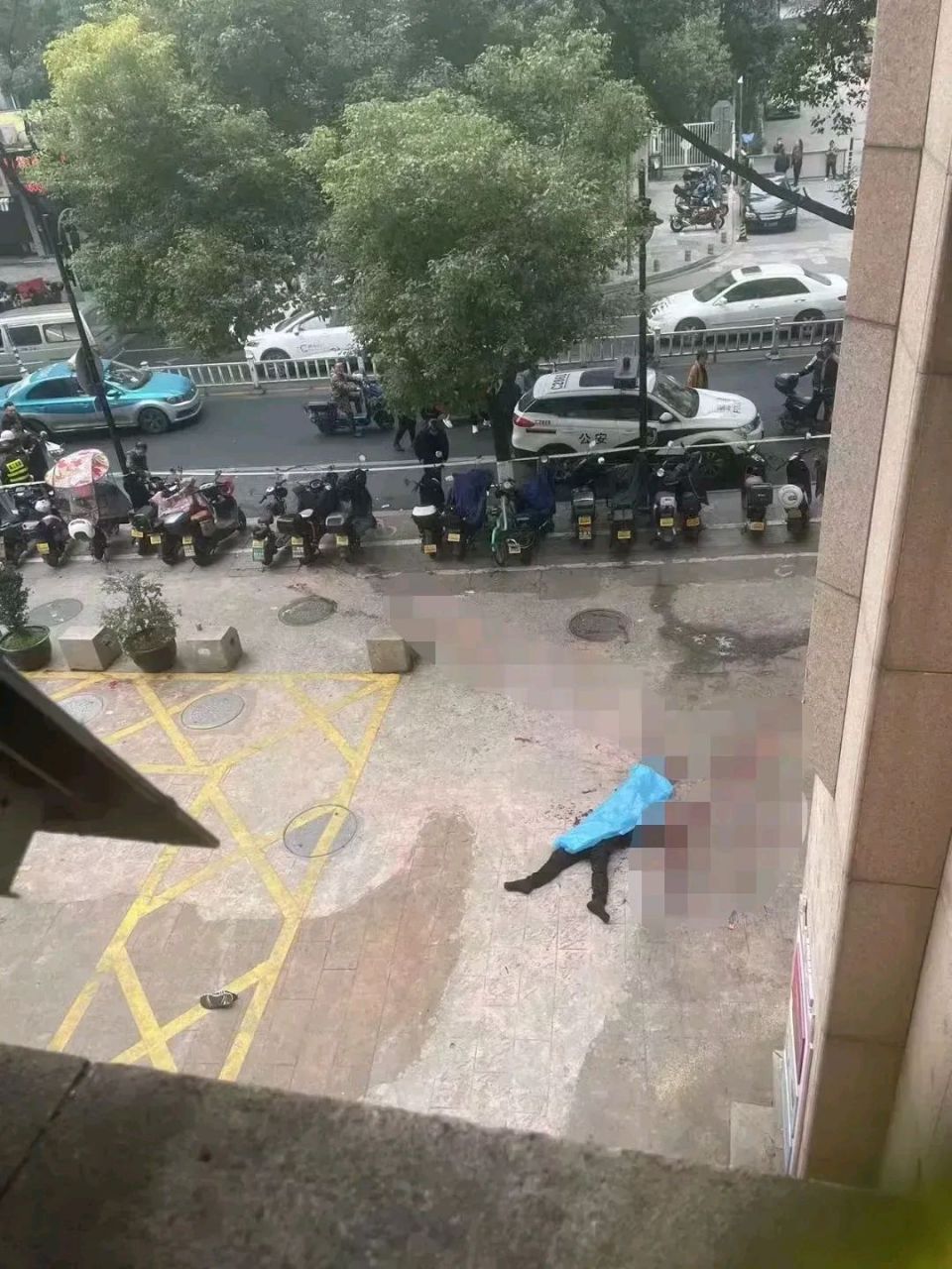 网友爆料:今天上午,温州大南门虞师里大厦独家有人坠楼!