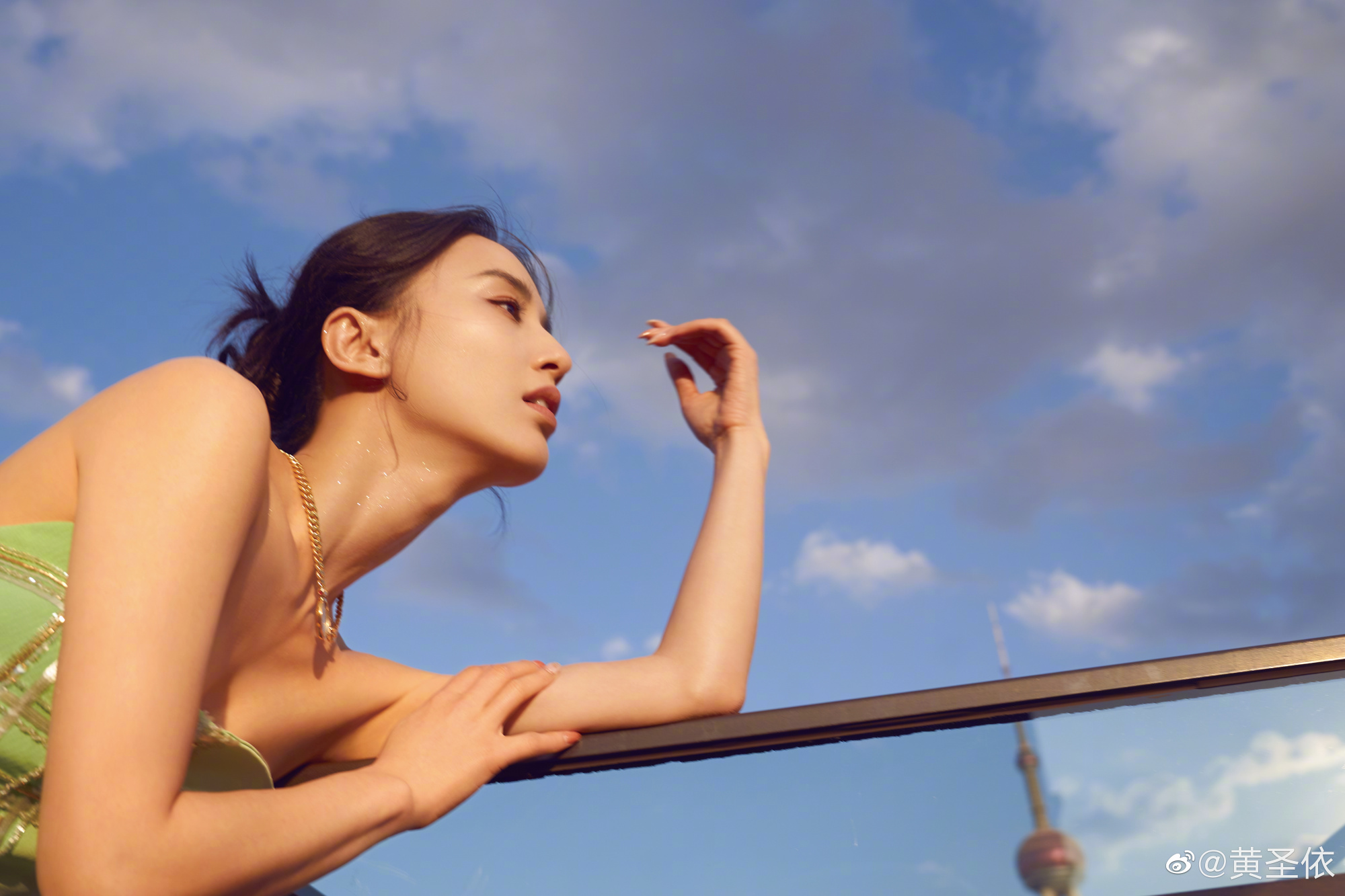 黄圣依写真,身穿淡绿刺绣抹胸裙,端庄典雅,展示东方美人风采