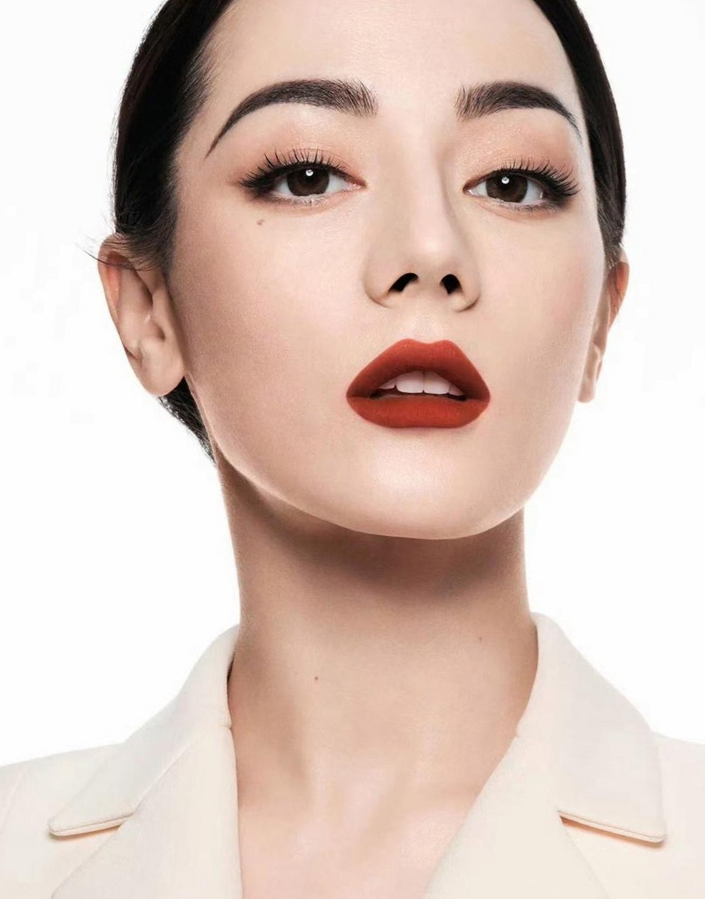 看迪丽热巴淡妆很清秀,浓妆很吸睛,尤其那支口红96更适合迪丽热巴!