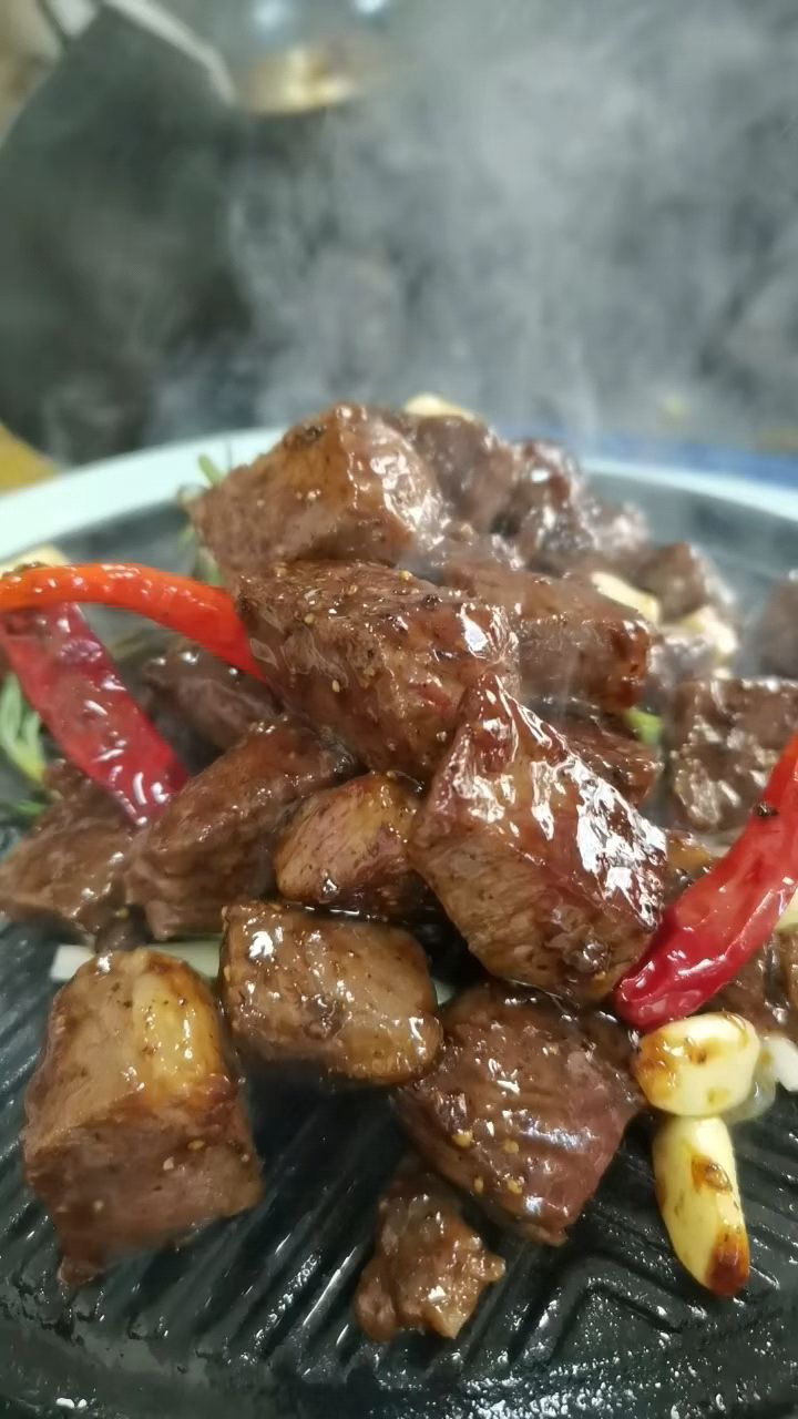 这盘铁板牛肉粒你能吃几碗饭呢?-度小视