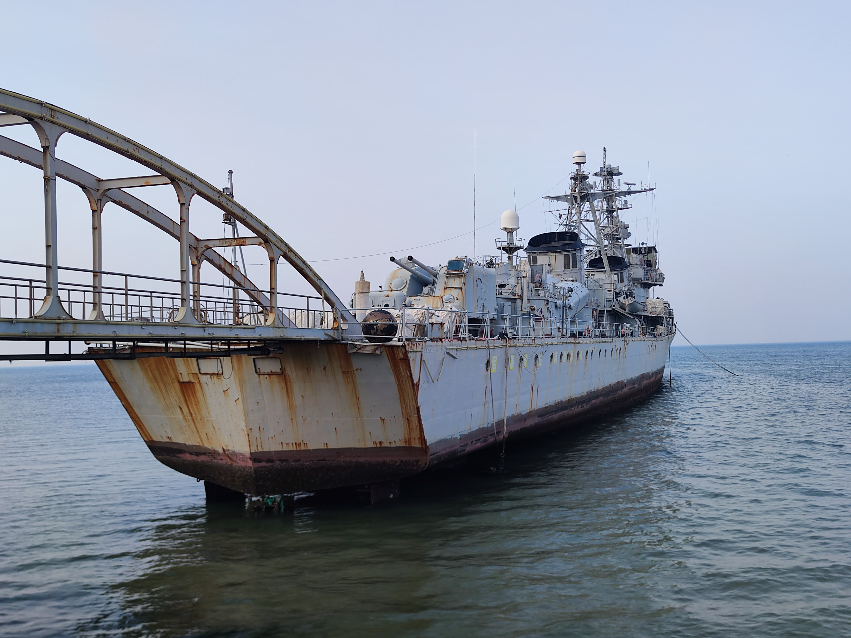 看到一只大军舰,051级132号"合肥"舰,可惜不能上去,但是这样看看也不