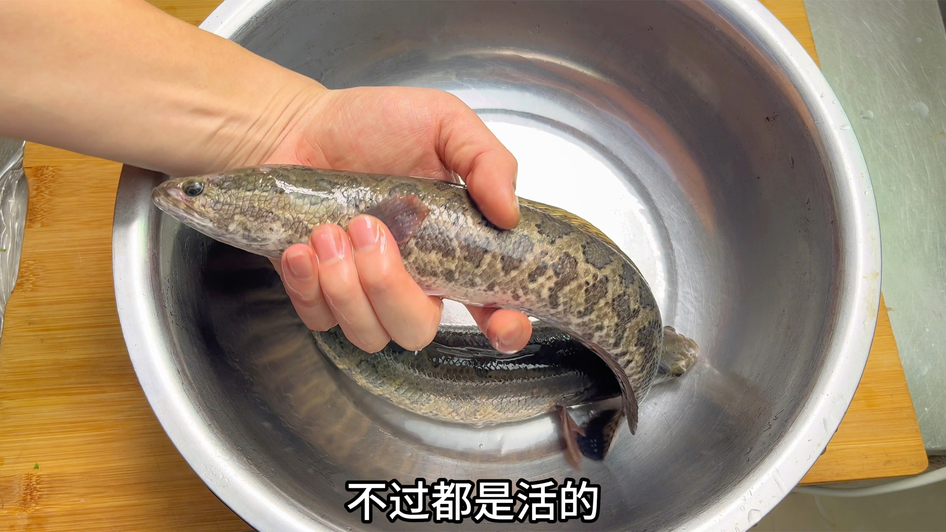 亲戚送了2条黑鱼,今天做道丝瓜鱼片煲,肉质鲜嫩汤鲜好喝