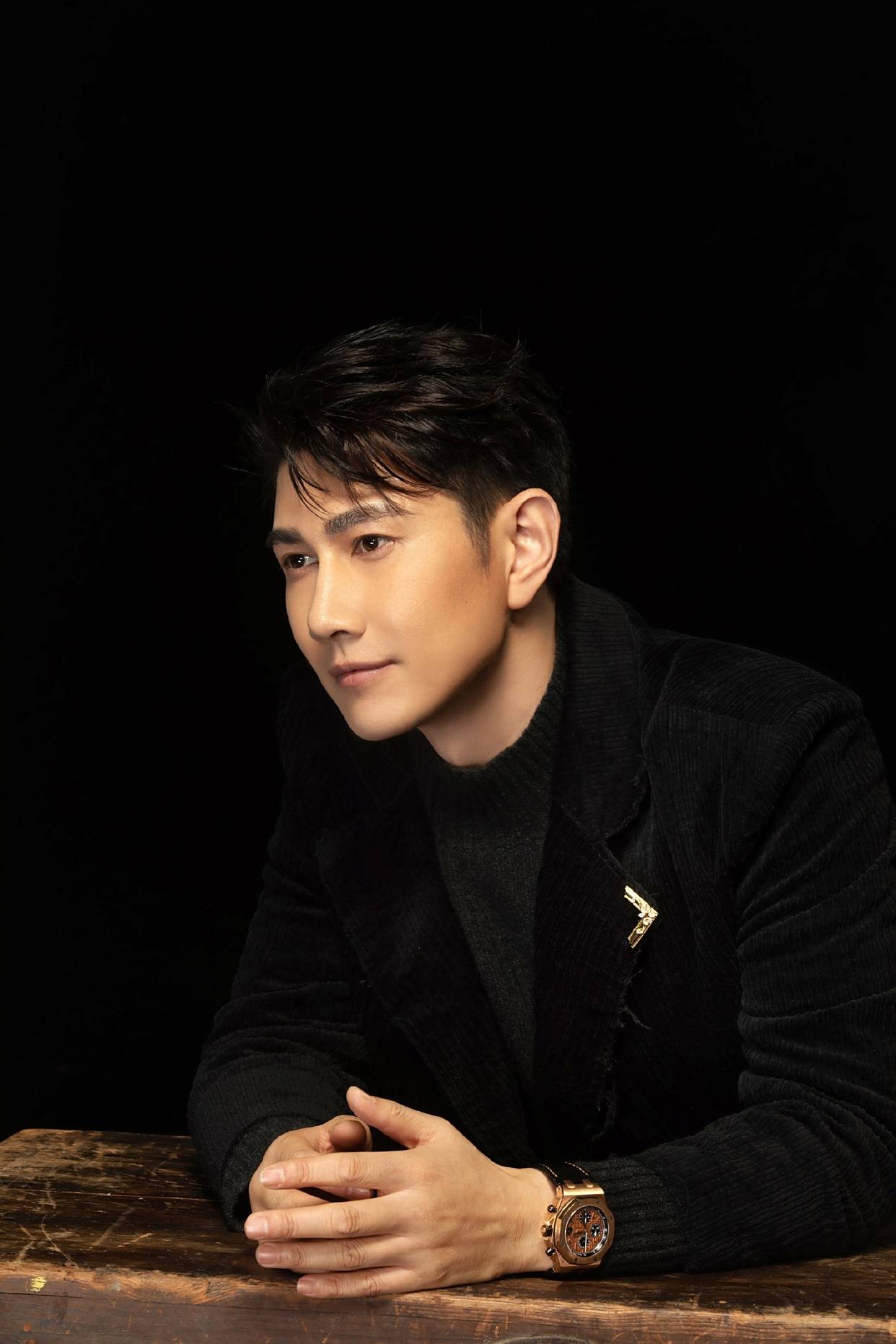 何明翰的极简黑色穿搭,简约帅气又大气,完美演绎熟男风格