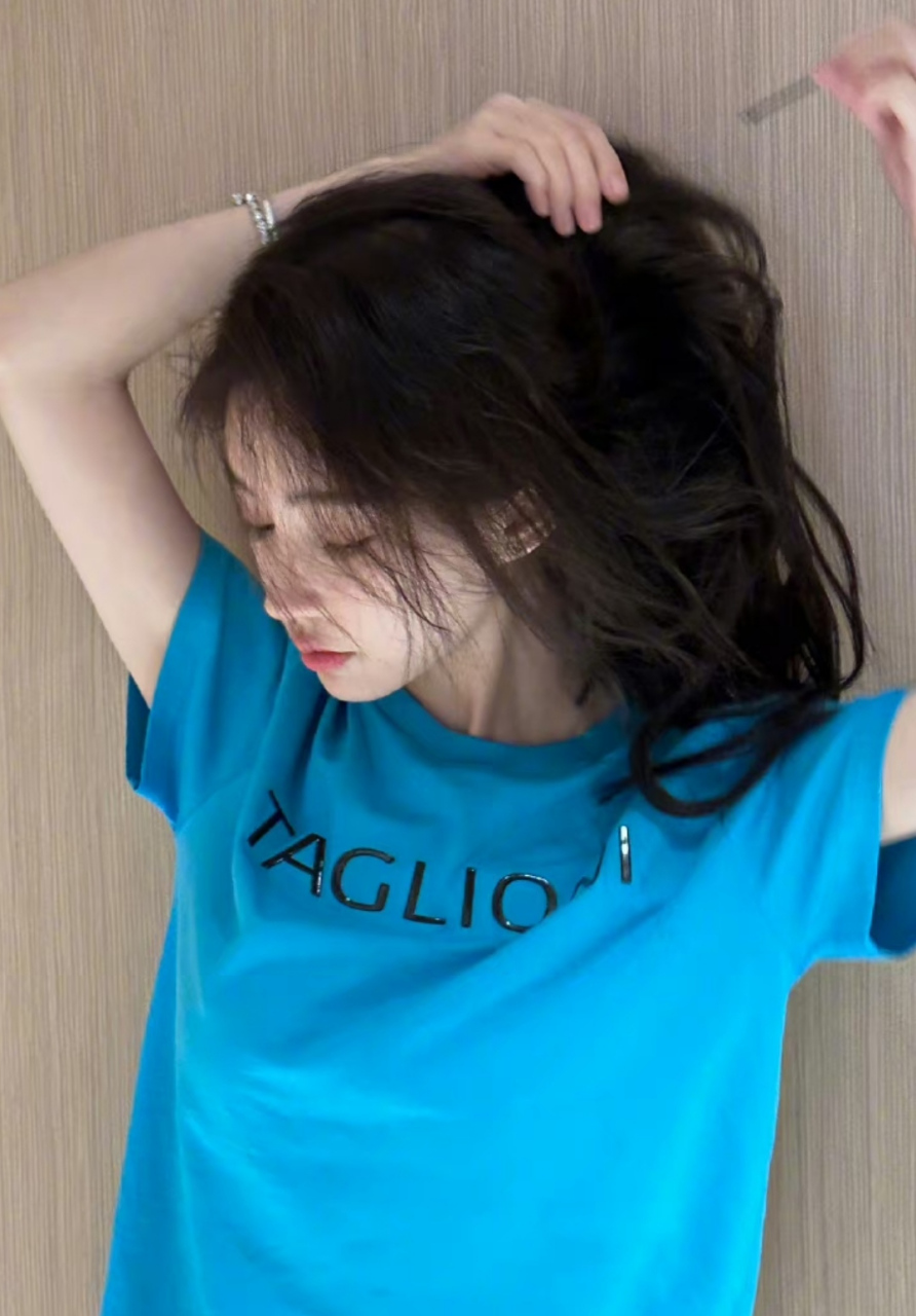 好久不见冯提莫,她的头发养得这么长了,几张生活照感觉特别像鞠婧祎