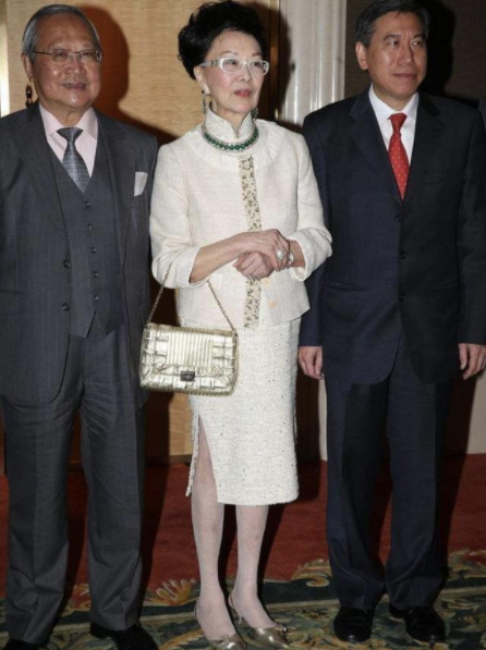 了不起的女人—利孝和夫人:将自己戴了多年的极品翡翠传给外孙!