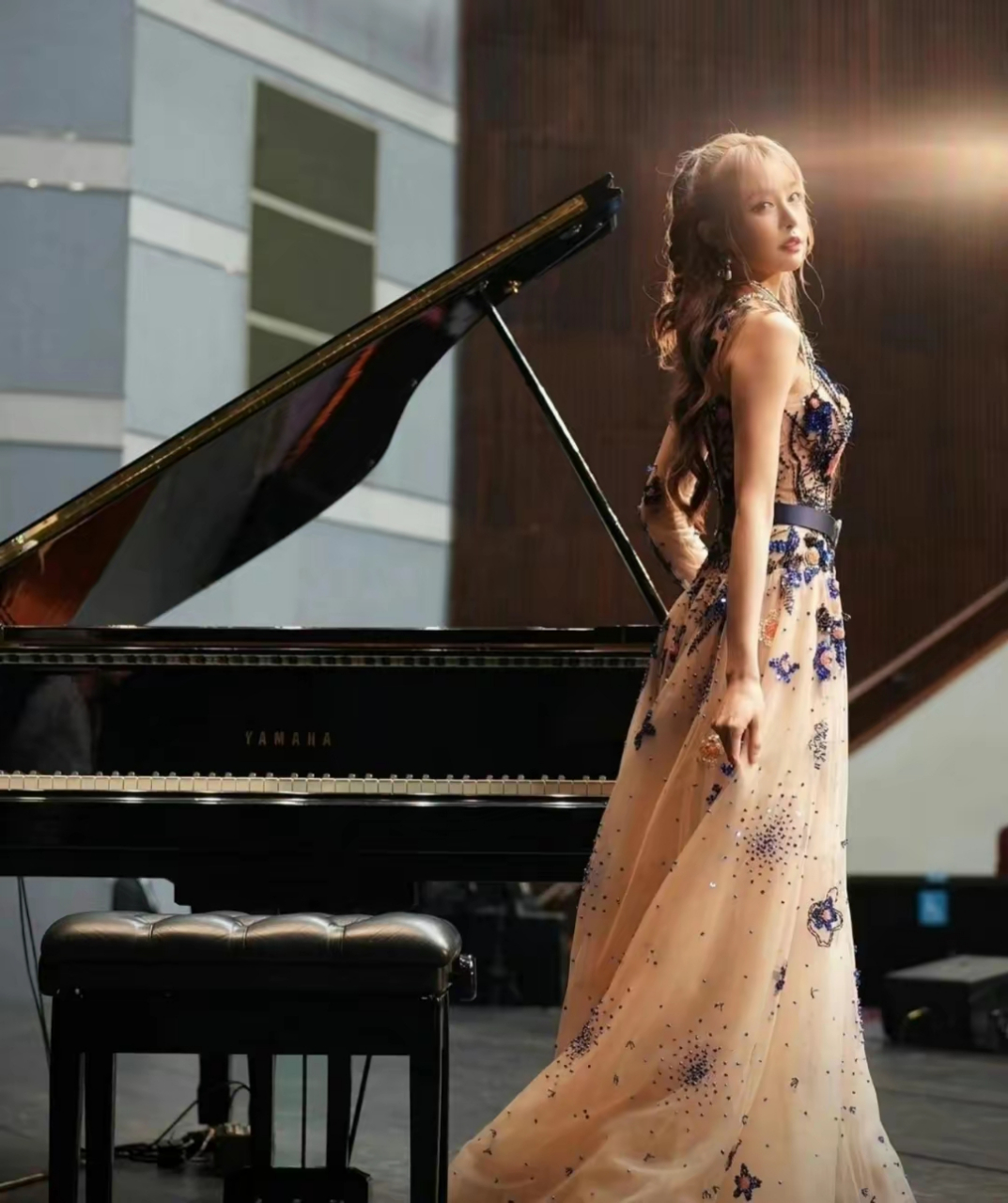 被称为"最性感的钢琴家""健身女神"的知名女明星李元玲的钢琴演奏照片