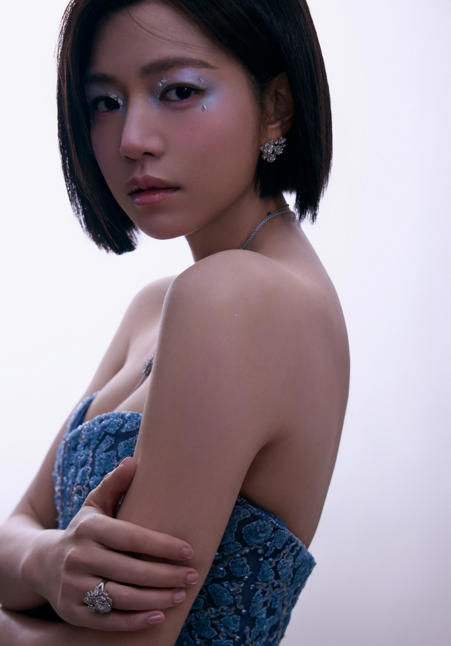 陈妍希最新美照,深v长裙展现完美好身材,非常的性感妩媚,漂亮迷人,傲