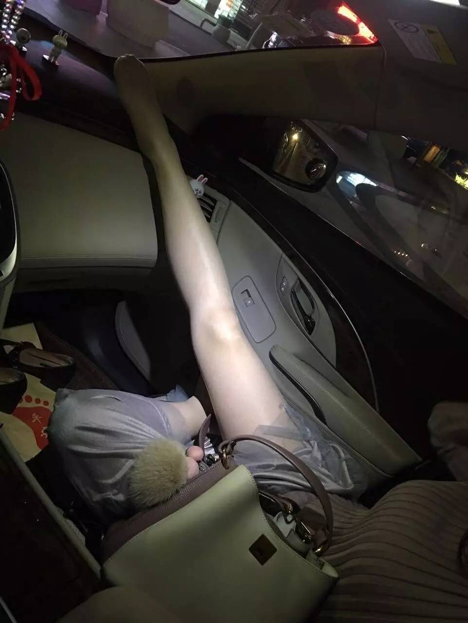 南京地铁已回应:女子在地铁内喝水确实不允许,主要是为了安全起见,以
