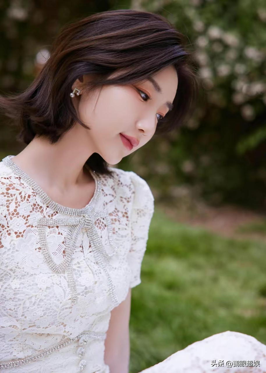毛晓彤镂空白裙造型花园随拍,夏日氧气感十足的毛毛彤#娱乐最前沿