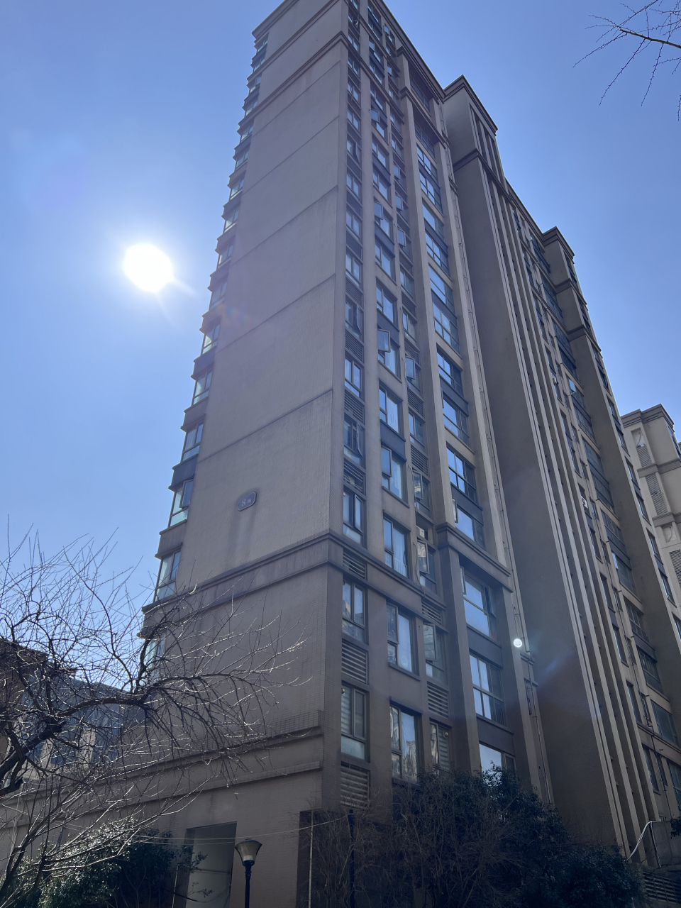 阳光,周末,小区,和专心吃辣条的小男孩儿.