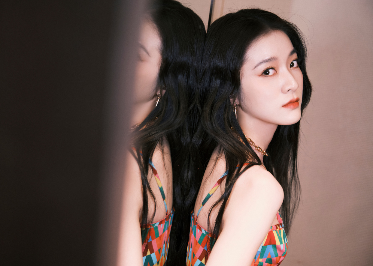 张雪迎写真,一袭吊带花裙,姿态优雅,时尚俏丽