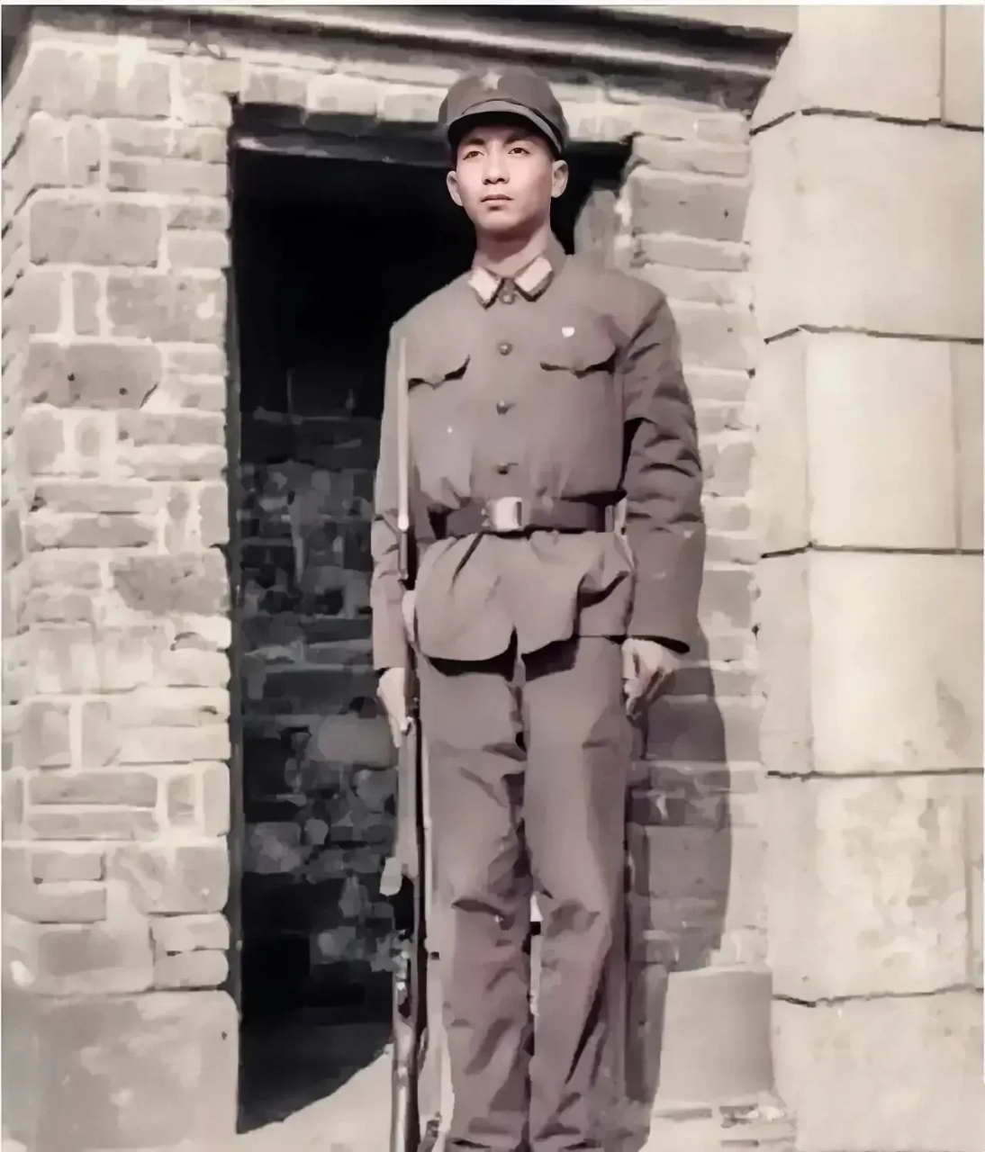 他是一位身着65式军装,英姿飒爽的战士,那是1984年,他刚刚参军.