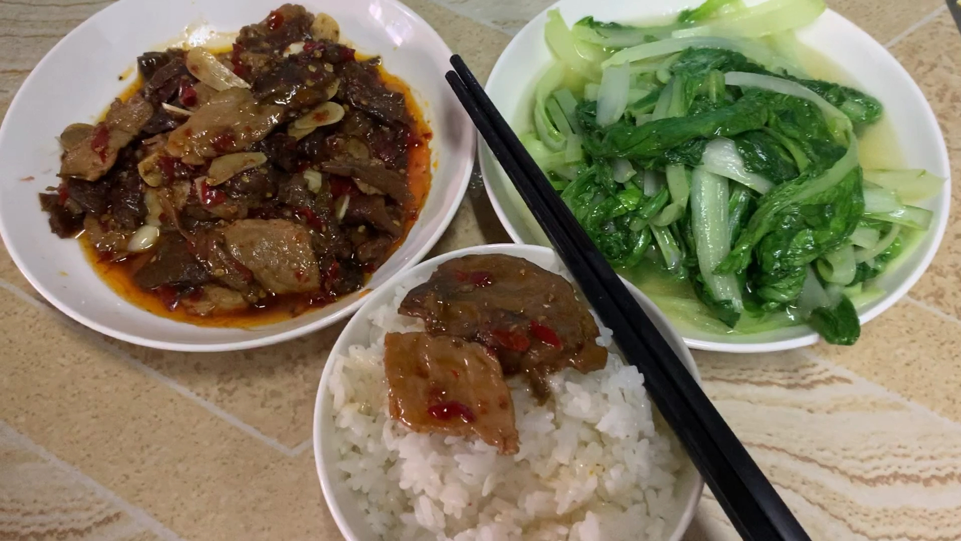 10块钱干菌子炒瘦肉放泡椒一起炒酸辣可口