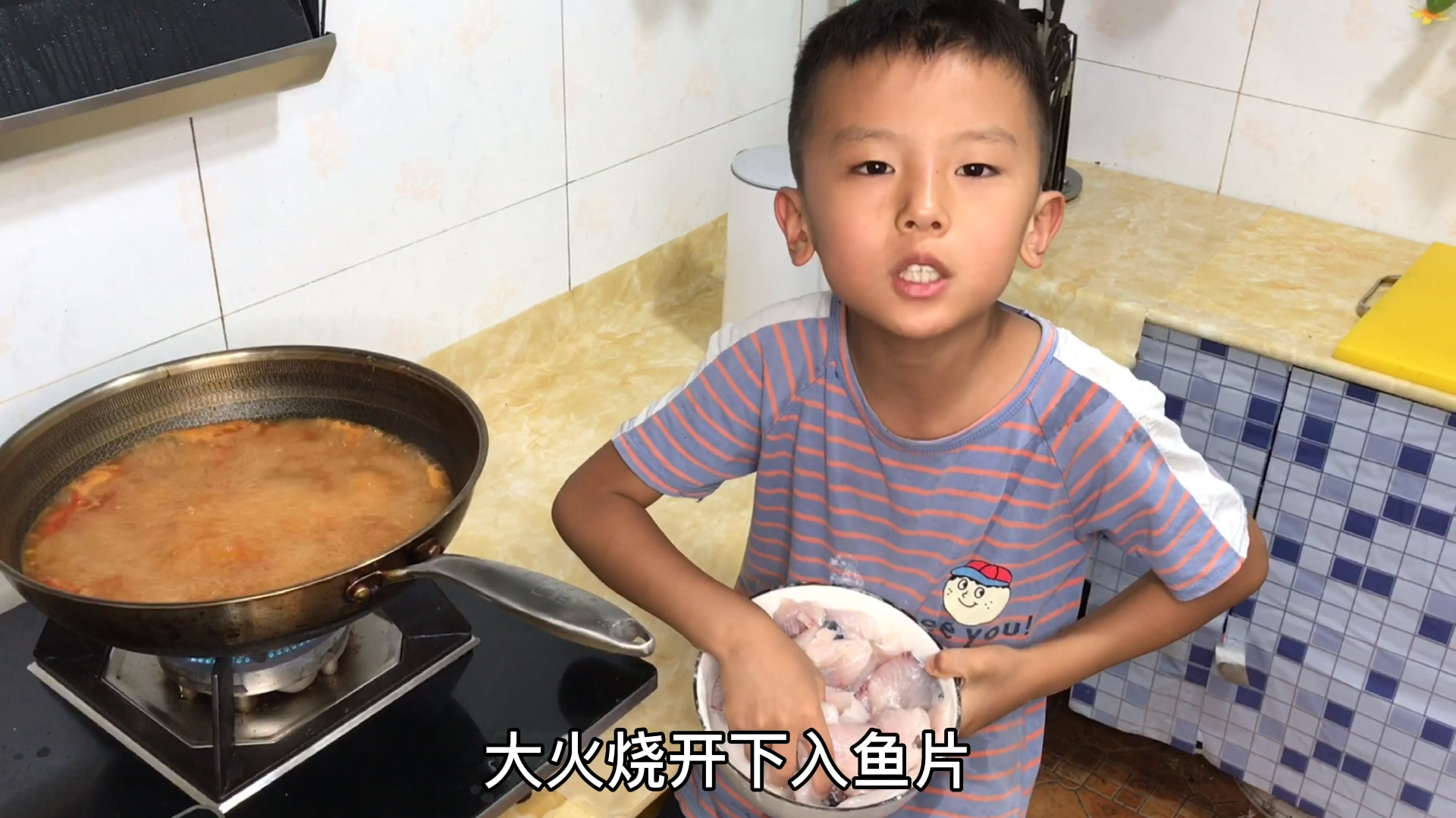 7岁妹妹考100分,8岁哥哥做她爱吃的酸汤鱼,这哥哥当的好