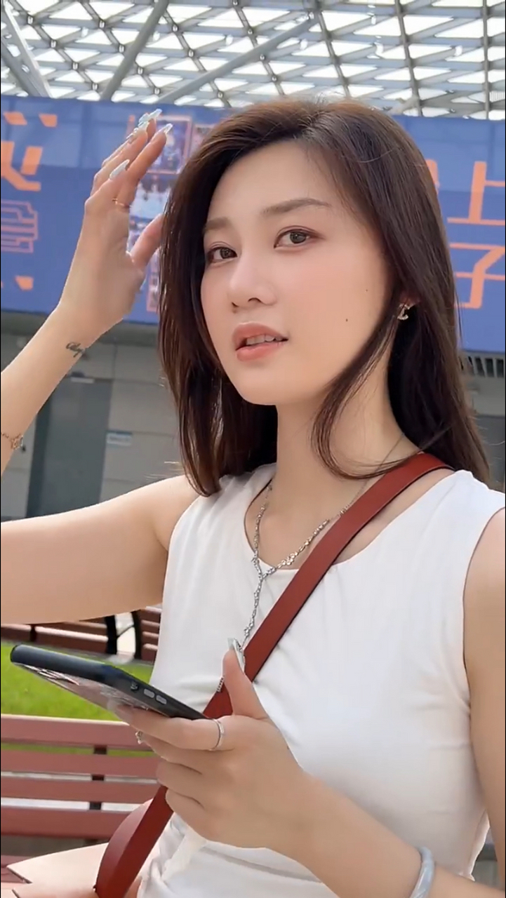 美女车模张芮尔素颜出镜,真是一位天然美女.