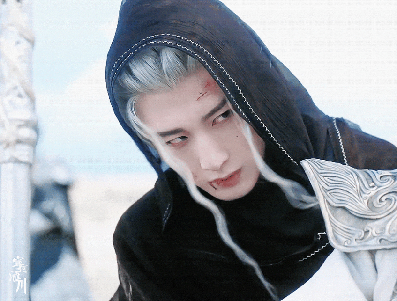 成毅,罗云熙同款黑衣魔尊造型,两人角色名还都有一个夜字,不过两人的