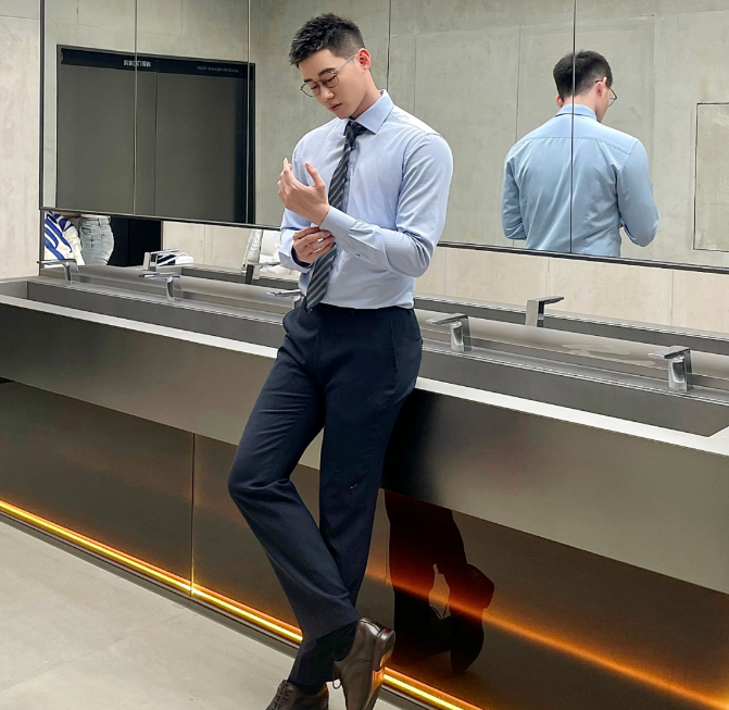 成都这枚运动男穿西裤翘臀挡不住,长得粗壮帅气!