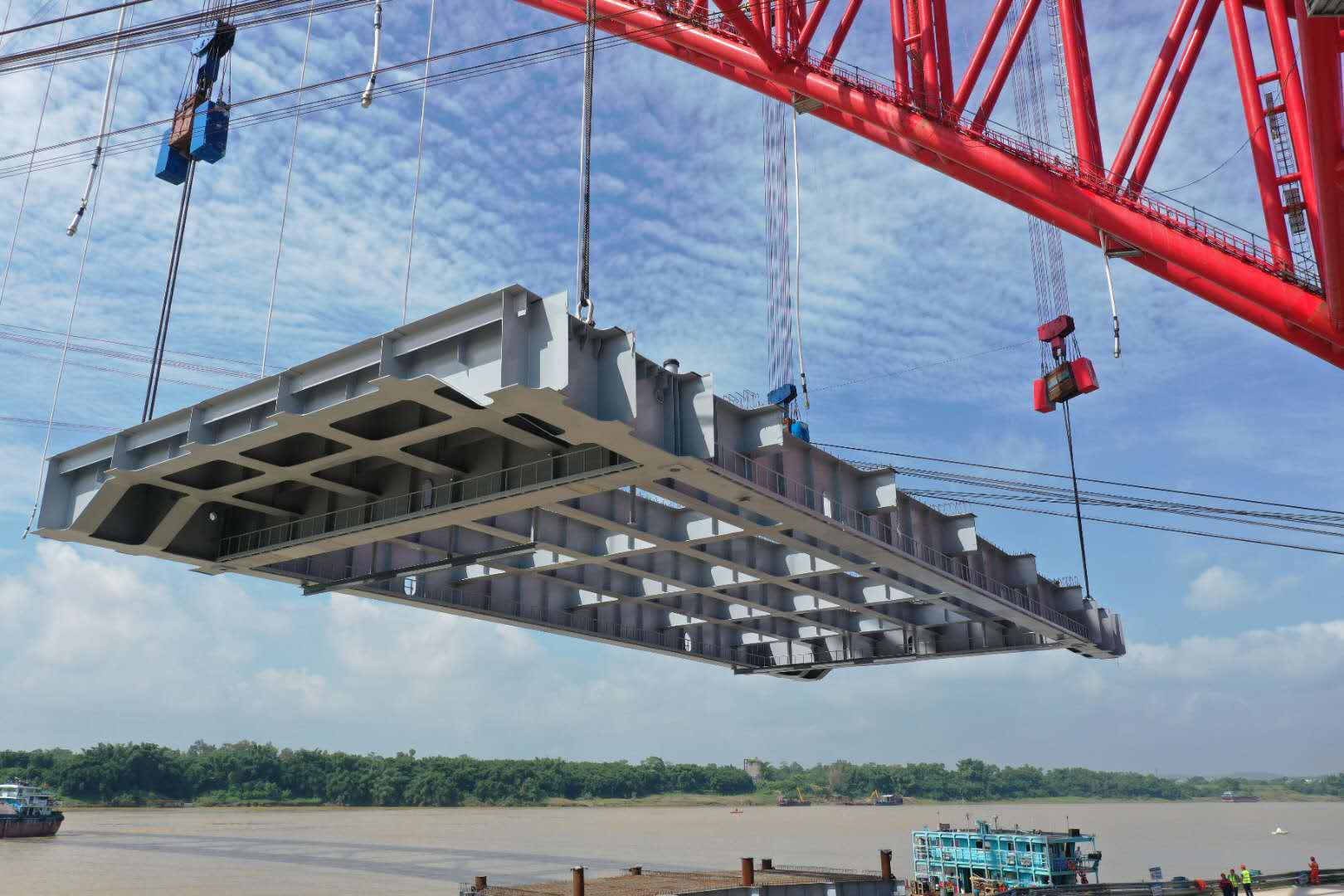 "世界第一拱"平南三桥格子梁首节段吊装顺利完成