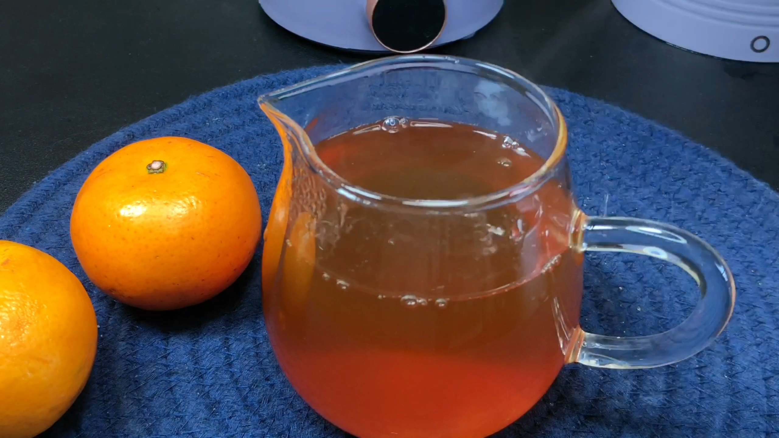 过年吃得太油腻,煮一壶水果茶解解腻,果香混合茶香真好喝