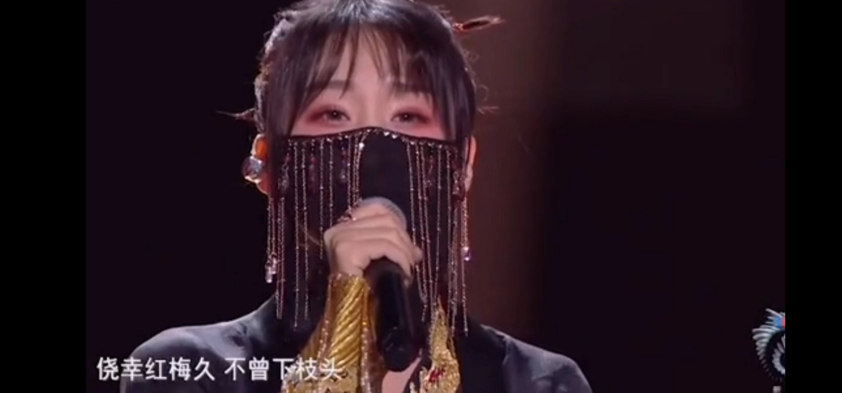 等什么君# 等什么君昨晚在江苏卫视跨年演唱会演唱结束后摘下面纱不 
