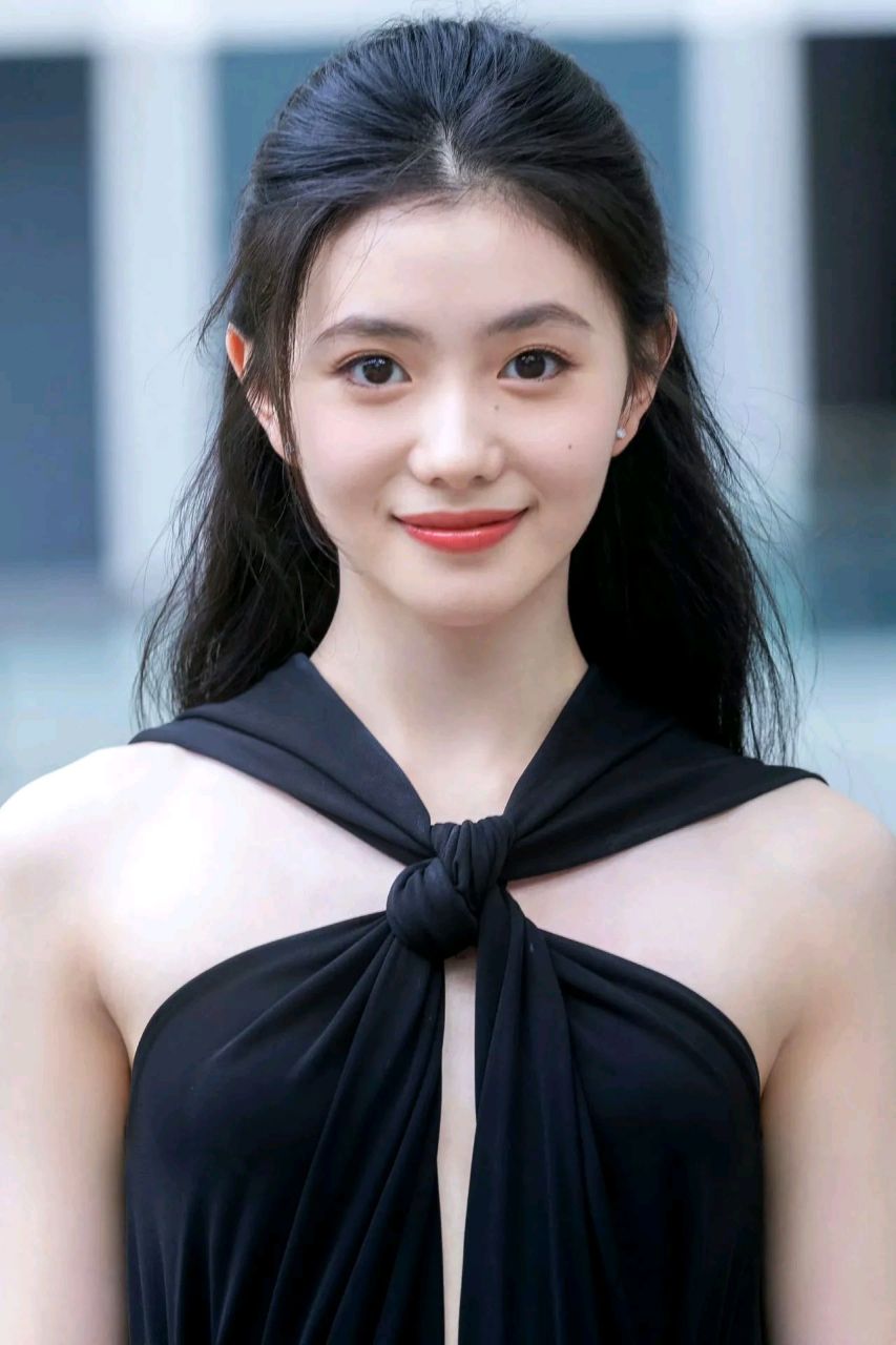 现实生活中真找不到几个普成这样的,眼睛像小鹿一样#刘浩存