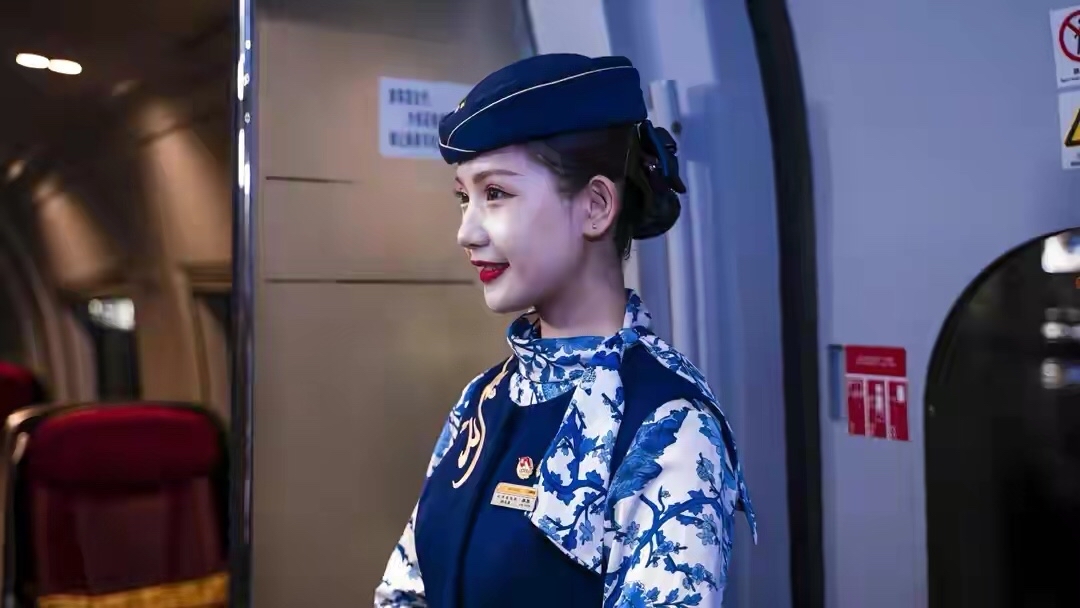 铁路"动姐"制服比拼你认为哪个最好看?