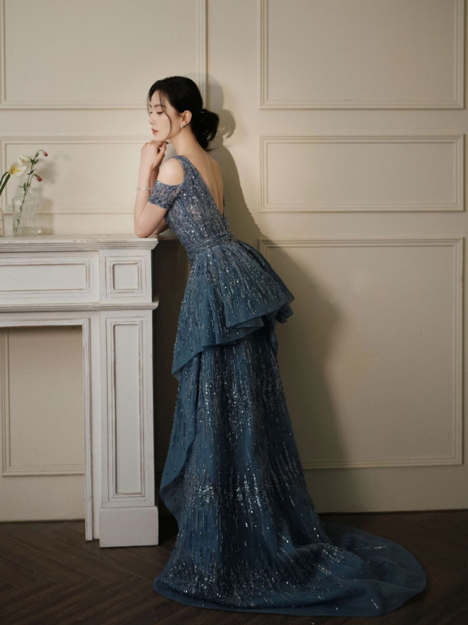 来啦～  蓝色亮片长裙好美好优雅    姐姐戴的醒狮项链好亮眼好吸睛哇