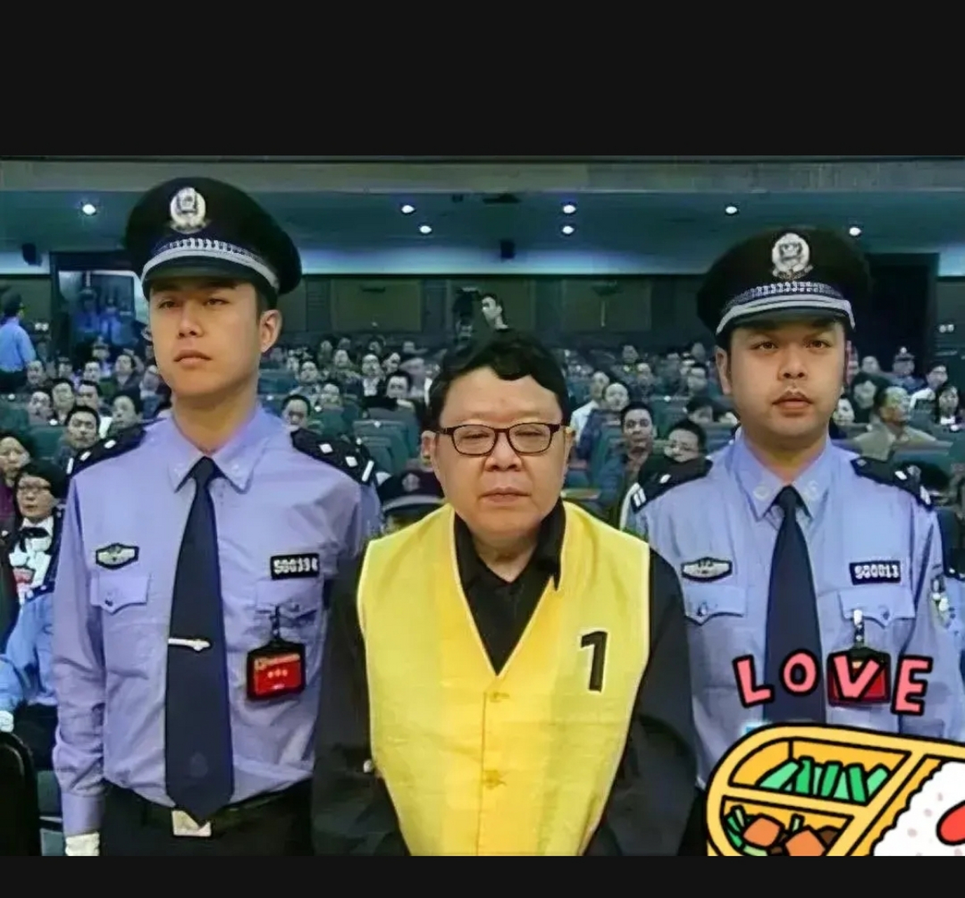 2009年,文强在法庭上,留下的一张照片,镜头中的他