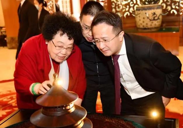 商界回顾:陈丽华立遗嘱:子女每人一百亿,余款归"唐僧"老公!