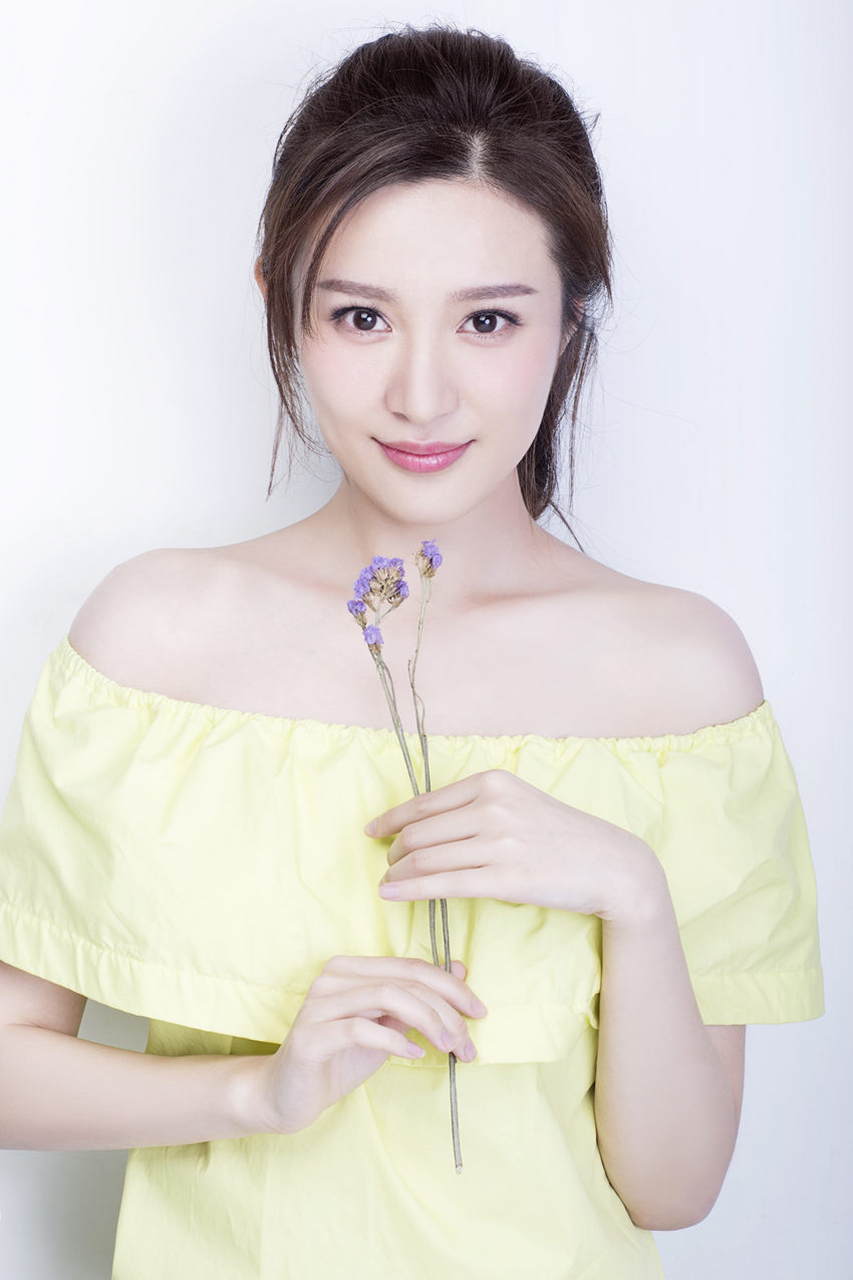 邬靖靖,1991年6月6日出生于浙江省诸暨市,中国内地影视女演员.