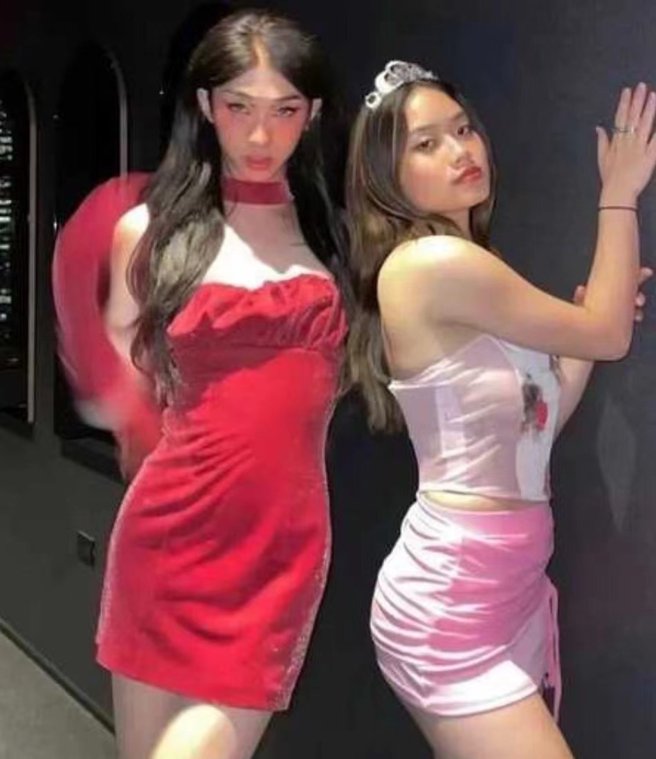 庾澄庆儿子哈利再穿深v扮女装,涂指甲戒指浮夸,爸妈任其发展