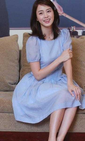 金泰熙无滤镜显老5岁,穿墨绿色抹胸连衣裙配卷发,皮肤有点黄