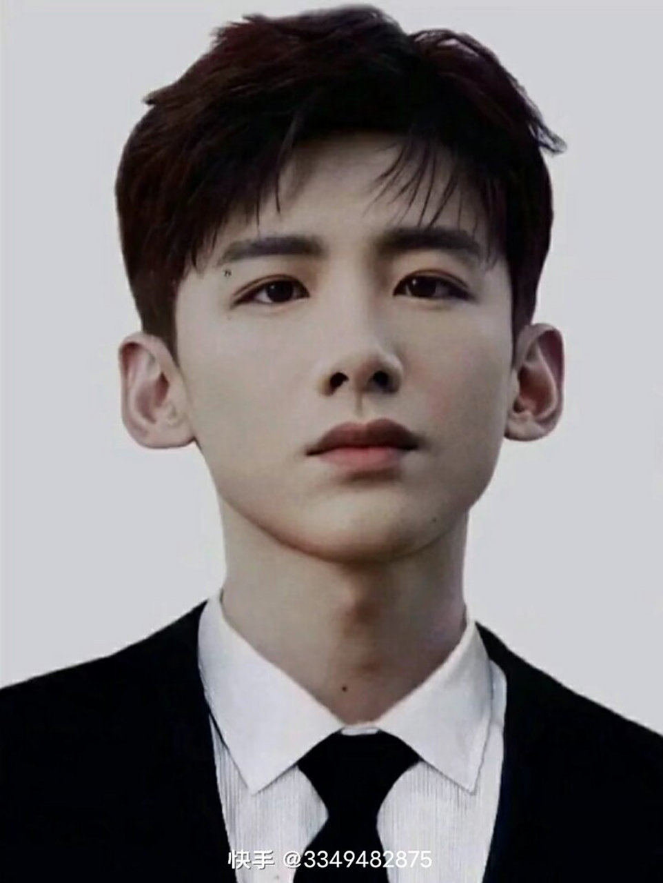 1,易烊千玺平常更喜欢坐高铁而不是飞机,只要行程不匆忙他都会坐高铁