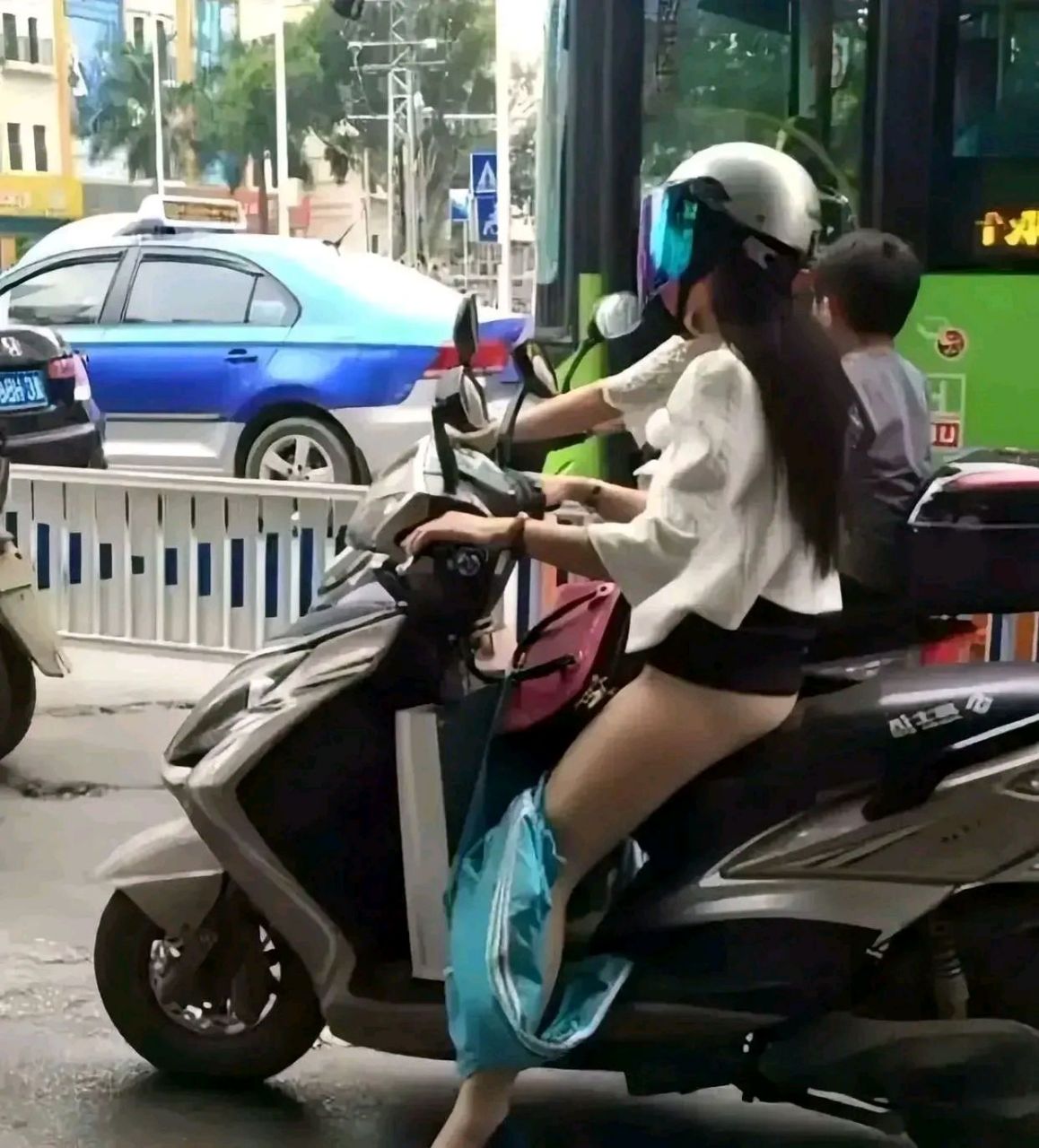 "美女你裙子都掉了",上班路上看见一美女骑摩托裙子松垮掉落下来,不好