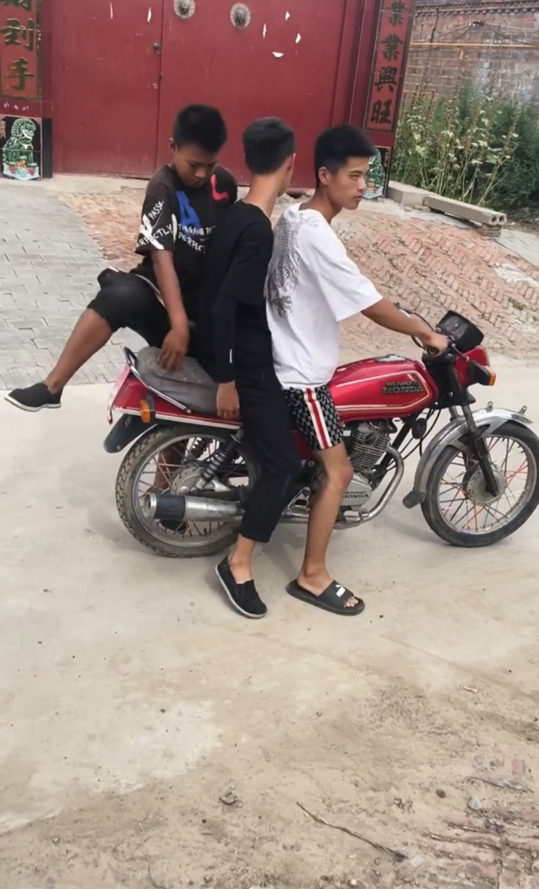 穿白t恤小伙骑着这样的摩托车还带两个人,想起了十多年前我老公就是骑