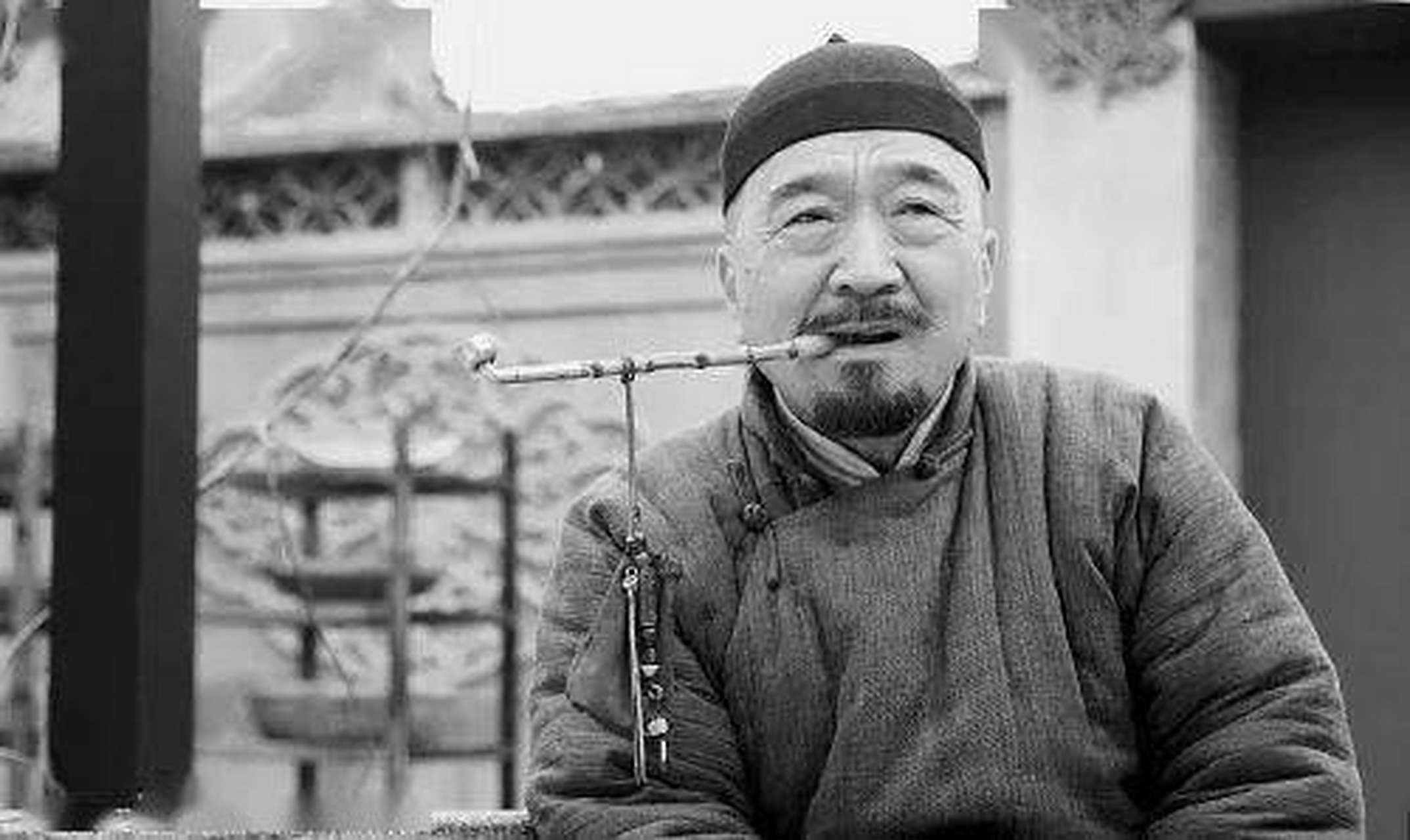 一天,苏大夫和牌友打牌,正高兴着,突然,三轮车夫张四托着左胳膊闯进来