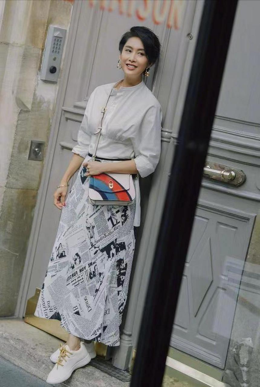 很多女明星都是小个子的身材比例,朱茵便是其中的典型例子.