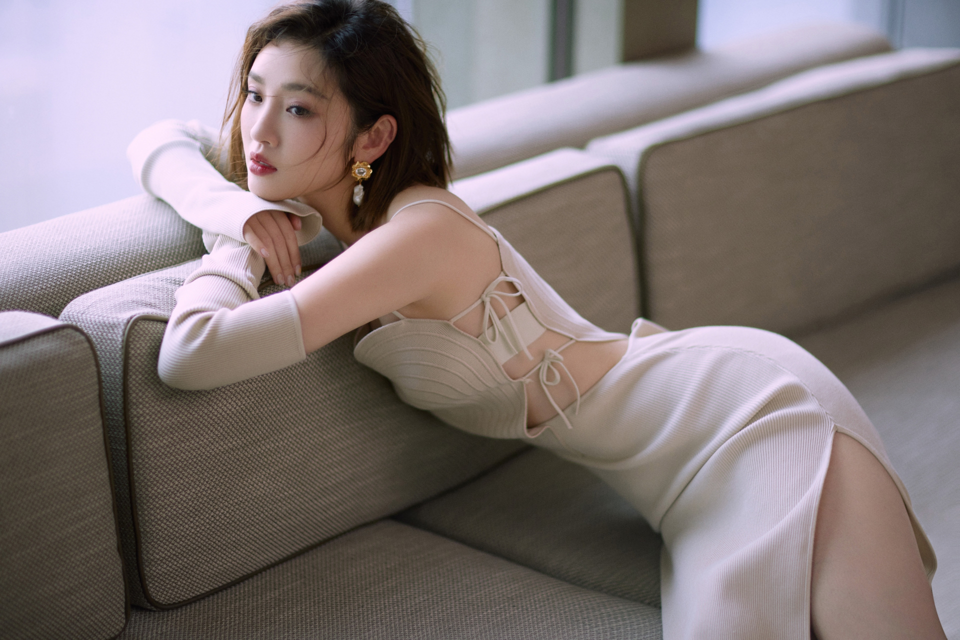 唐艺昕新造型真美,穿白色镂空针织裙颜值与气质齐飞,性感又抢镜的穿搭