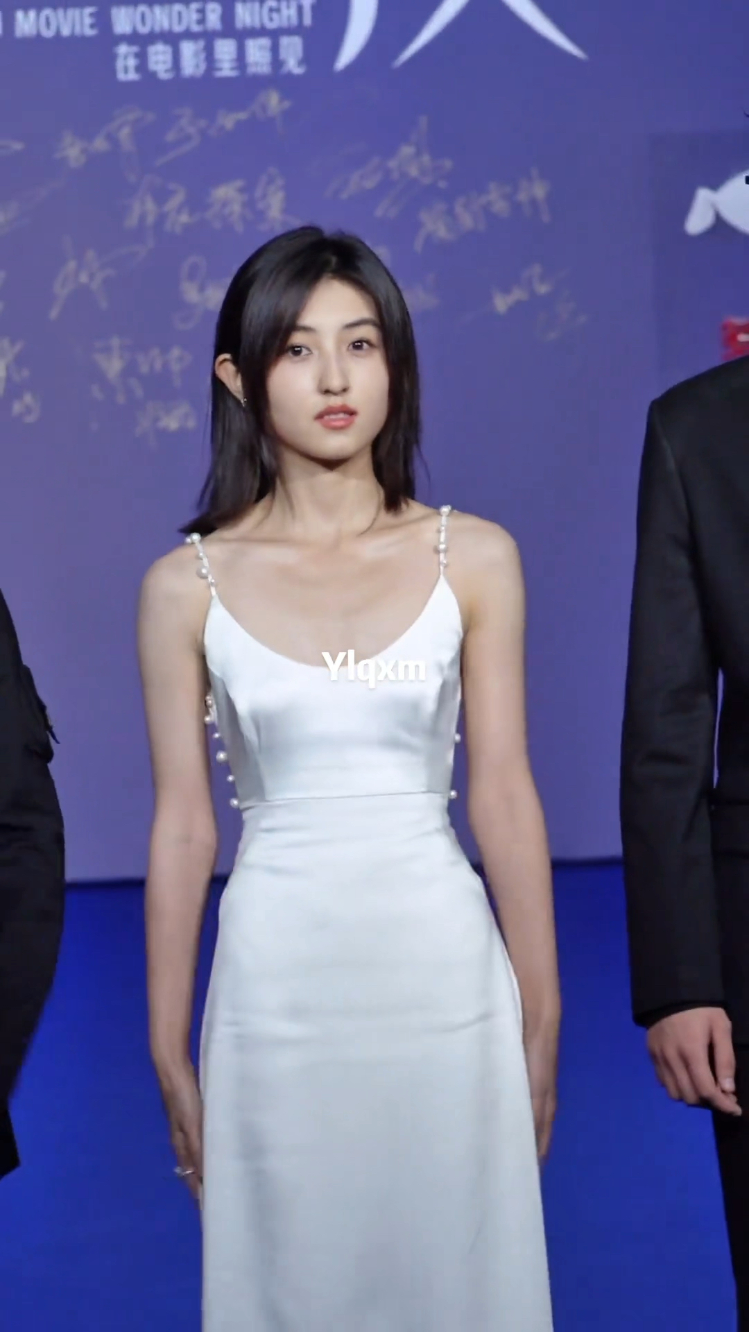 张子枫 白色吊带裙 妹妹状态好好!# 电影穿过月亮的旅行