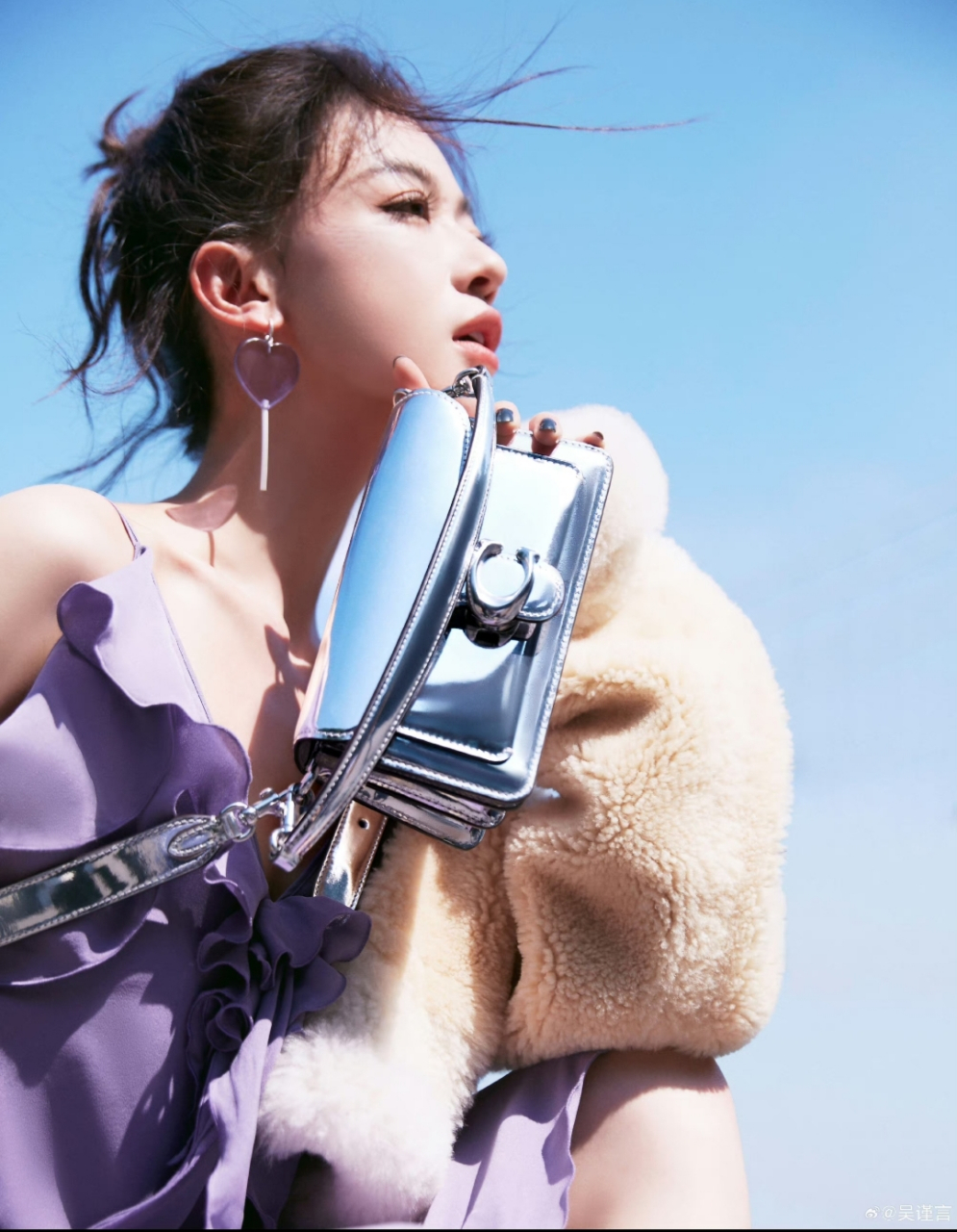 吴谨言晒出写真大片,紫色吊带展现了女性的柔美与性感,而皮草则增添了