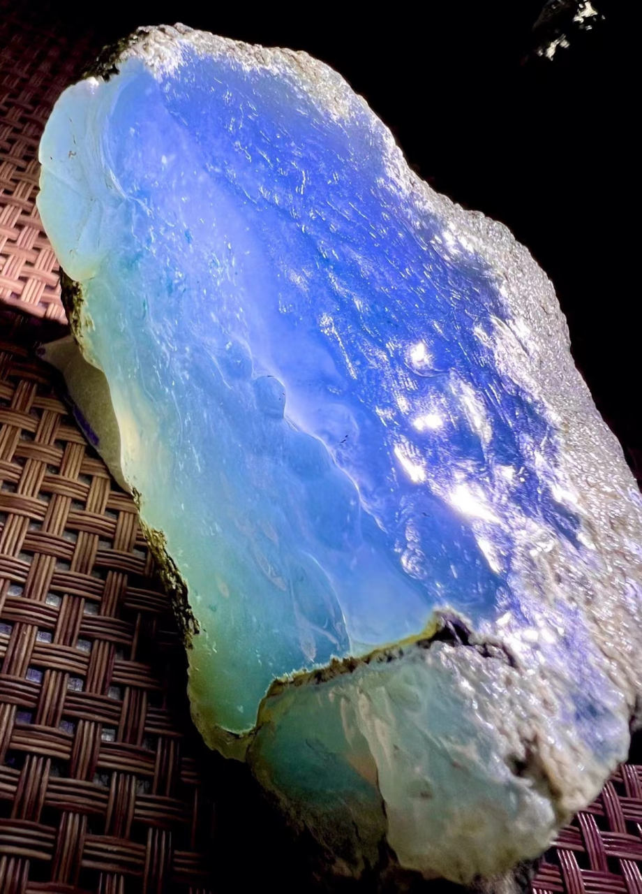 翡翠原石296克,8*6*3cm,莫西沙高冰天空蓝底飘蓝花,整块扒完化冰,肉质